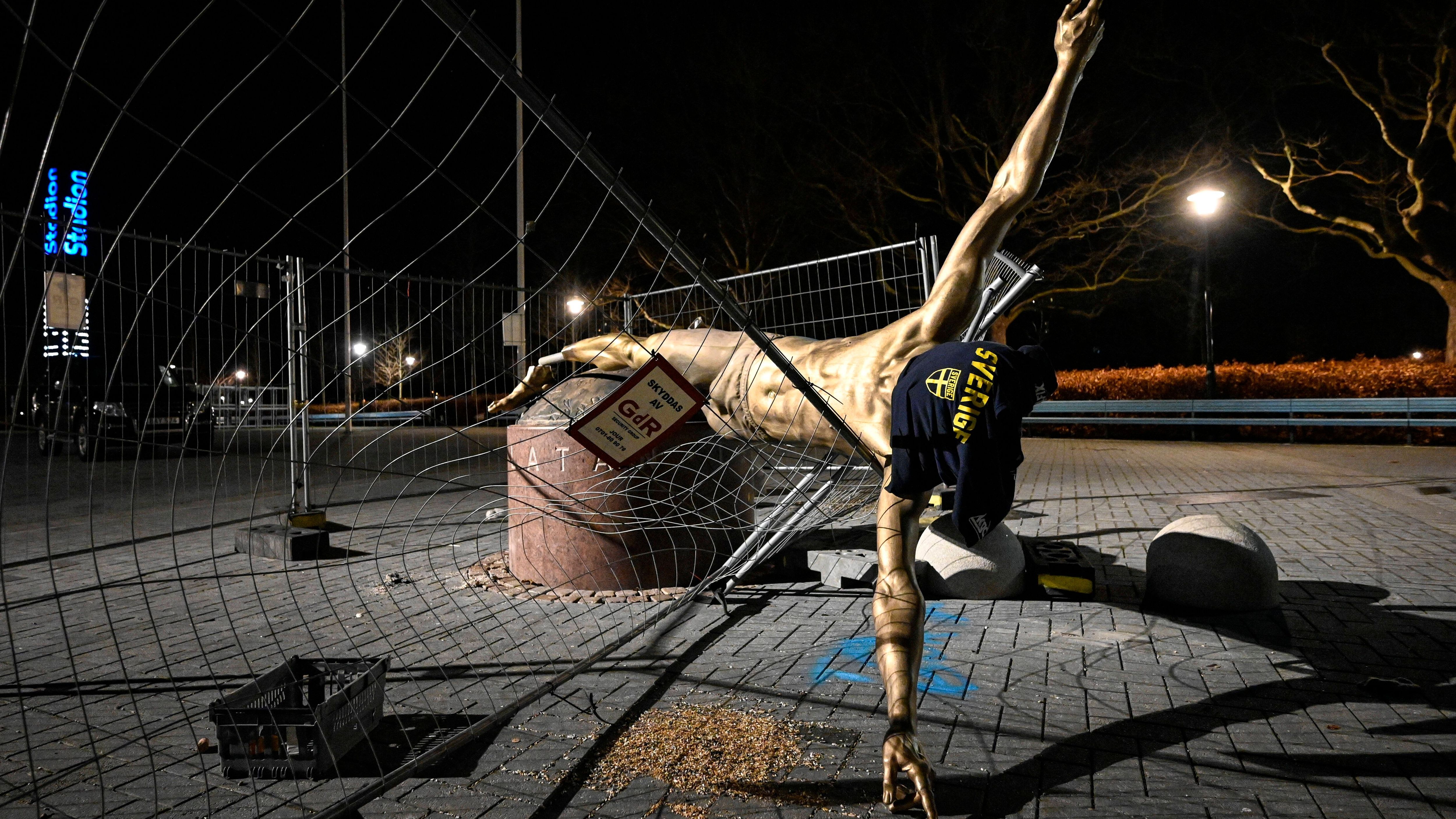 <strong>Zlatan Ibrahimovic<br></strong>Die Statue von Zlatan stand eine Zeit lang am Stadion in Malmö. Dann wurde sie aber Opfer von Vandalismus. Der Grund: Der einstige Stürmer erwarb Anteile am schwedischen Klub Hammarby IF. Die Reaktion der Fans ist auf dem Bild zu sehen.