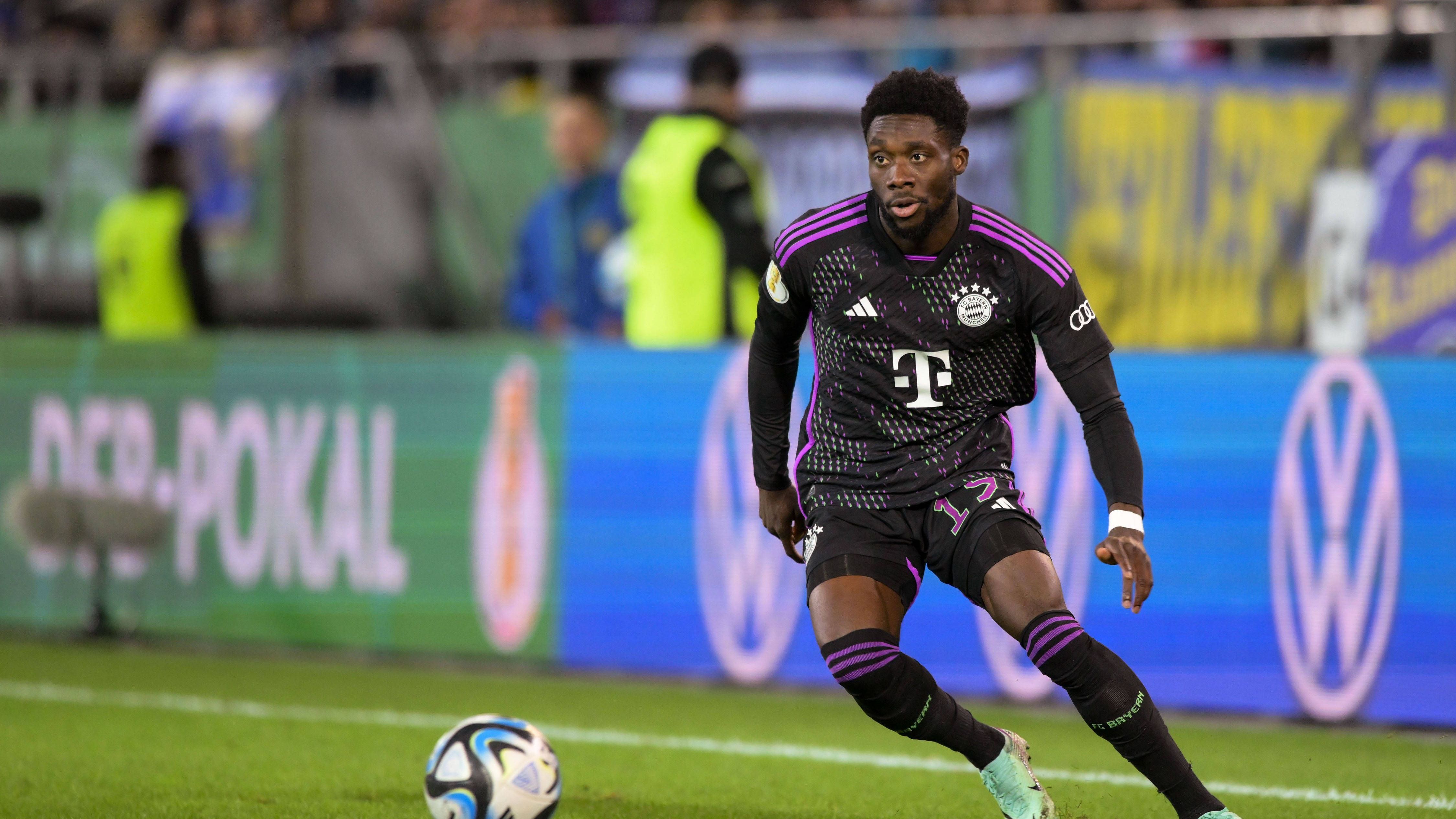 <strong>Abwehr: Alphonso Davies</strong><br>Auch Davies läuft seiner Form aktuell hinterher. Selbst wenn Guerreiro zurückkommen sollte, ist er dank seiner Schnelligkeit dennoch die bessere Wahl auf der linken Position in der Dreierkette.