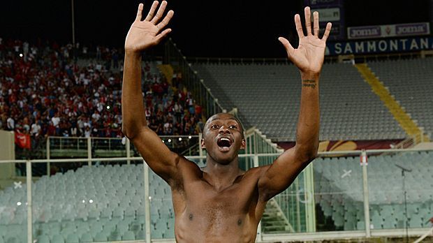 
                <strong>Stephane Mbia (Trabzonspor)</strong><br>
                Auch Trabzonspor will oben angreifen und in die Phalanx des Istanbuler Dreigestirns einbrechen. Dafür gönnt sich der Tabellen-Fünfte der Vorsaison einen Europa-League-Sieger: Der Kameruner Stephane Mbia kommt ablösefrei vom FC Sevilla.
              
