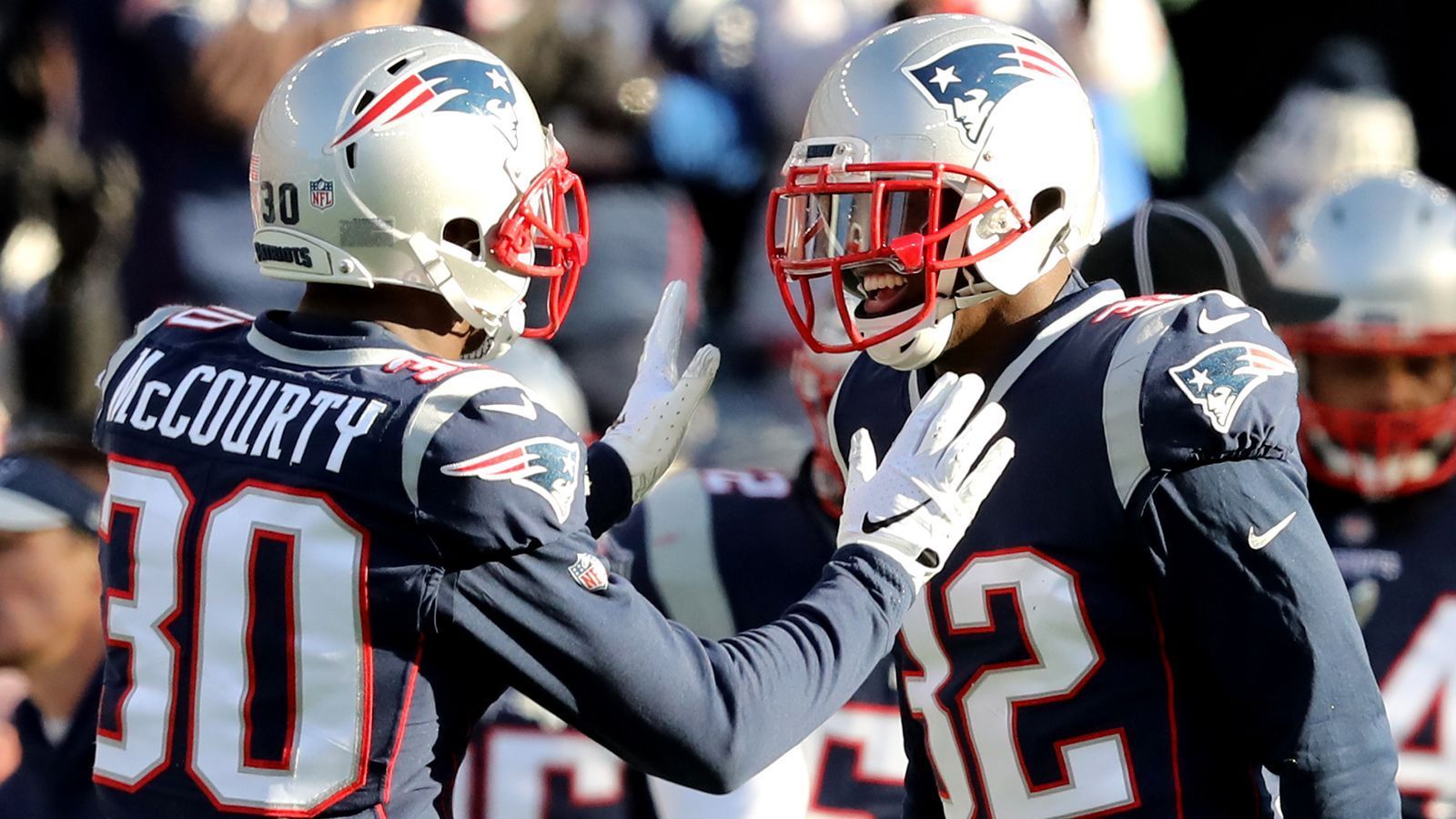 
                <strong>McCourty-Bros, Defensive Backs</strong><br>
                Die Brüder Jason und Devin McCourty runden die "Führungsriege" der Patriots-Defensive ab. Devin stand vergangene Spielzeit als Safety für 94 Prozent aller Defensiv-Snaps auf dem Feld, Jason erhielt knapp die Hälfte aller Defensiv-Snaps, hauptsächlich als Cornerback. Beide gelten als "Sprachrohr" der Defensive und wichtige Persönlichkeiten im Locker Room. 
              