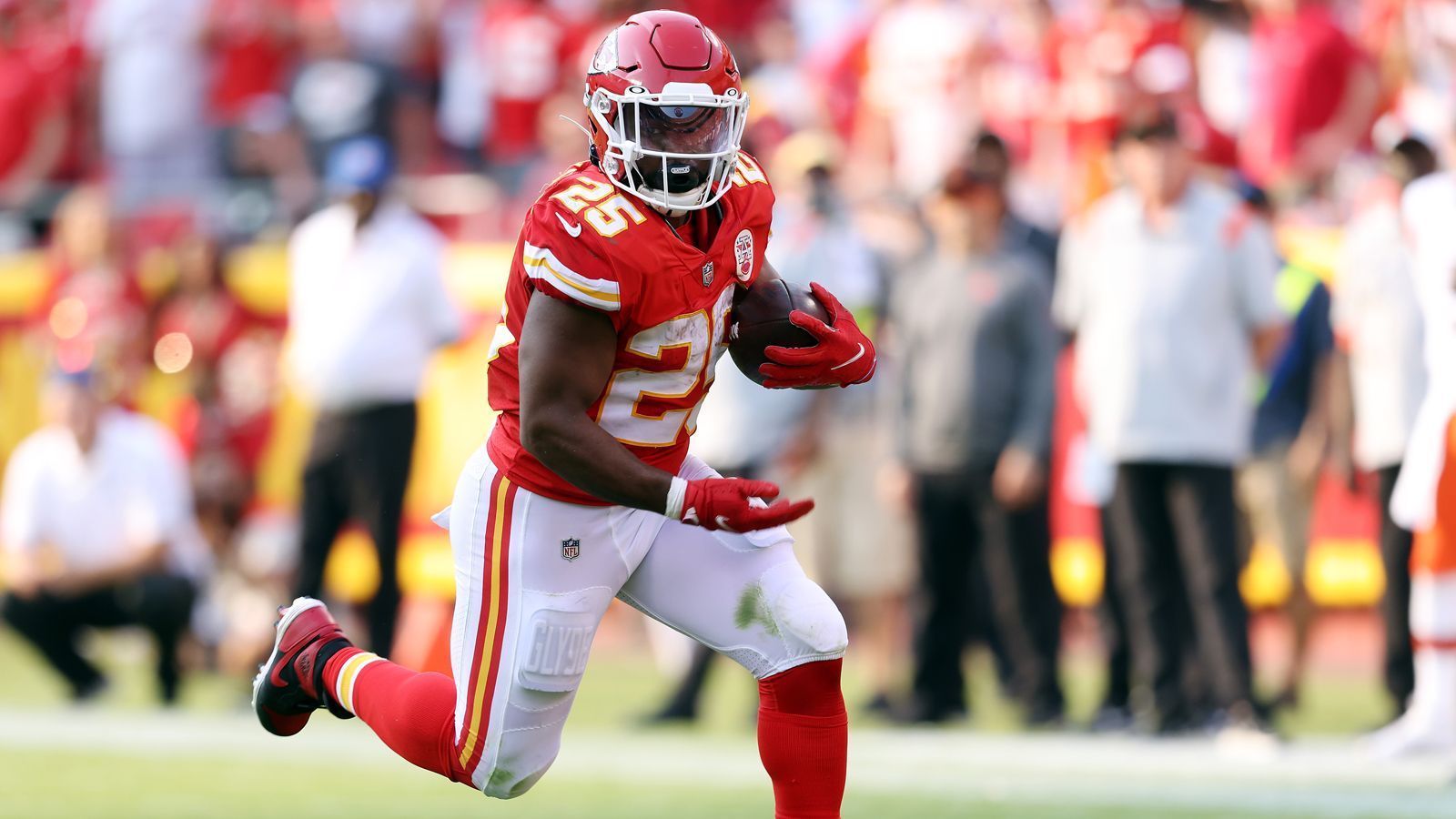 
                <strong>Clyde Edwards-Helaire (Kansas City Chiefs)</strong><br>
                Draftposition: Runde 1/Pick 32 (2020) -Spiele: 18 -Wichtigste Statistiken: 1.107 Rushing Yards, vier Rushing Touchdowns, 358 Receiving Yards, drei Receiving Touchdowns -Auszeichnungen/Erfolge: CFP National Champion (2019)
              