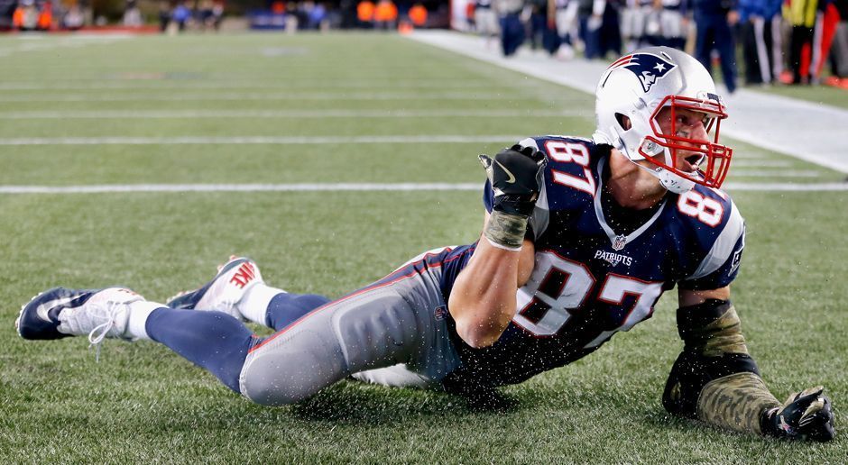 
                <strong>Rob Gronkowski (Tight End, New England Patriots)</strong><br>
                Star-Tight-End Rob Gronkowski musste beim 22:17-Erfolg seiner New England Patriots gegen die New York Jets das Spiel bereits im ersten Viertel verlassen und kehrte im Anschluss nicht mehr aufs Feld zurück. Nun die bittere Nachricht: Die Rückenprobleme stellen sich als schwieriger raus als zuerst angenommen. Laut NFL-Insider Ian Rapoport wird sich Gronkowski aufgrund eines Bandscheibenvorfalls operieren lassen. "Gronk" wird den Patriots für mehrere Wochen fehlen. "ESPN" geht von einer zweimonatigen Pause aus.
              