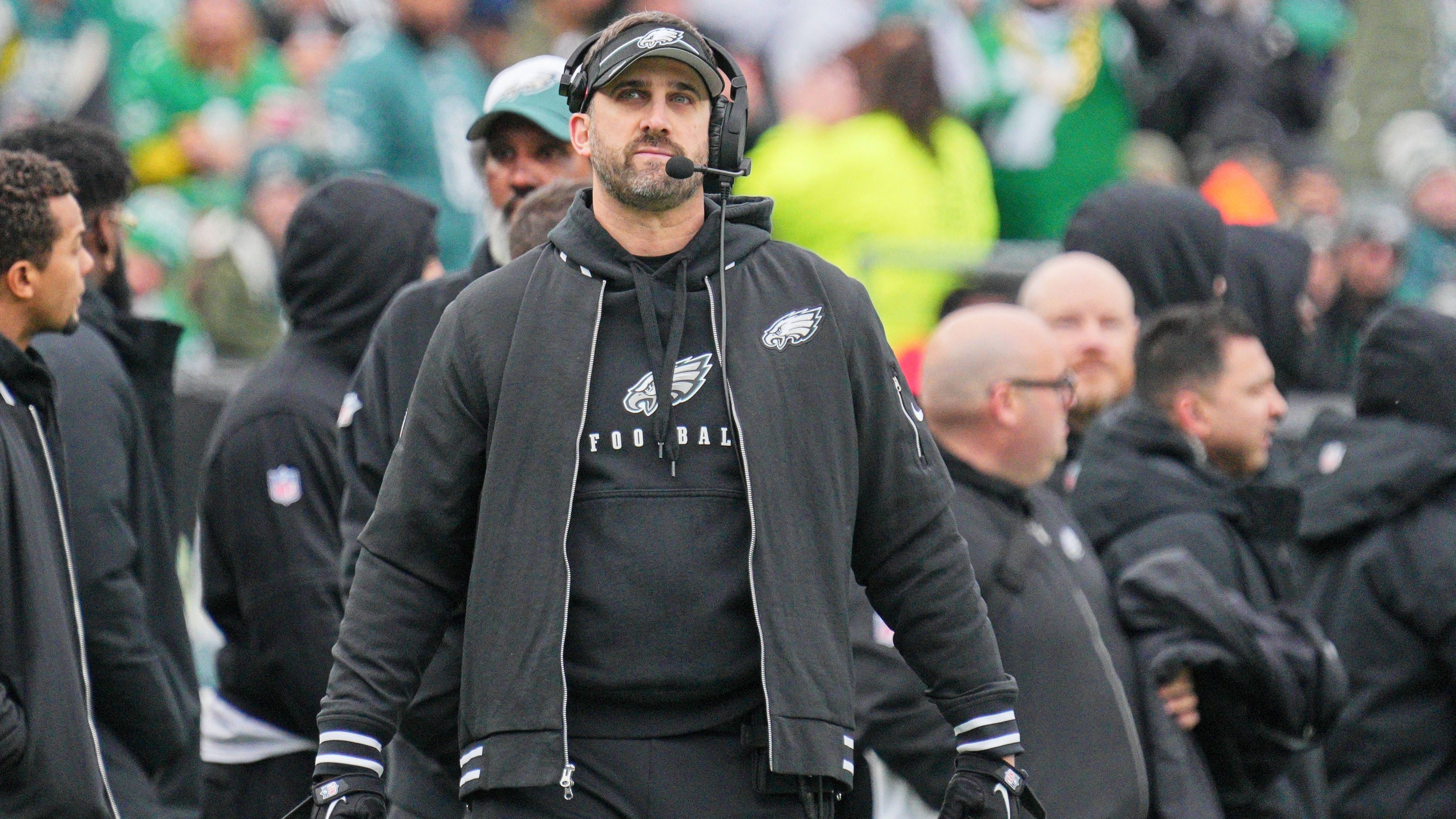 <strong>Nick Sirianni (Head Coach der Philadelphia Eagles)</strong><br>In den letzten sieben Spielen setzte es sechs Pleiten, in den Playoffs war man chancenlos. Die Koordinatoren-Posten wurden umstrukturiert, dazu sind mit Jason Kelce und Fletcher Cox zwei Star-Spieler zurückgetreten. Dennoch hat Sirianni ein Star-Lineup zur Verfügung, mit dem er einen tiefen Run hinlegen muss, um wieder Vertrauen aufzubauen und seinen Job zu halten.