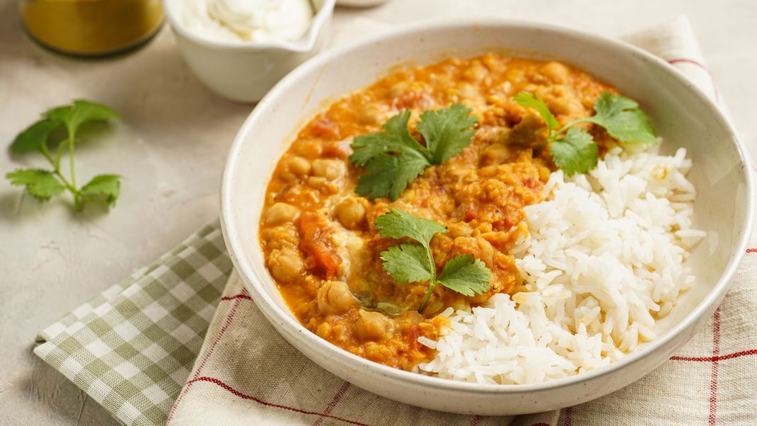 Curry-Lover werden nicht genug davon bekommen: So gelingt das Rhabarber-Curry mit Süßkartoffeln.