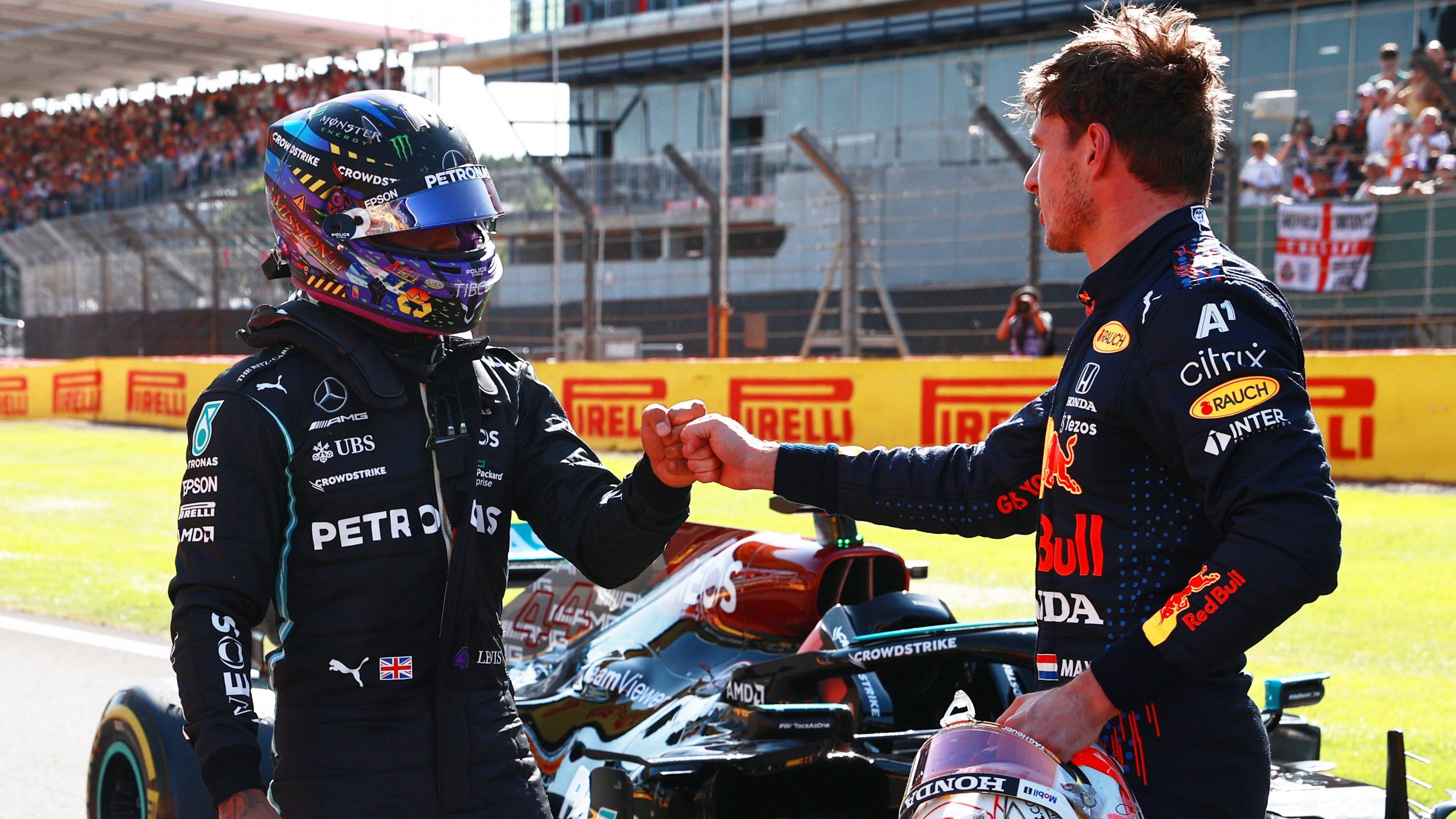 
                <strong>Finale furioso in Abu Dhabi: Bleibt es fair?</strong><br>
                Weil Verstappen (9) vor dem Finale mehr Siege als Hamilton (8) hat, führt der Red-Bull-Pilot die Fahrerwertung an. Böse Zungen behaupten vorher, der Niederländer könnte Hamilton einfach abräumen und so den Titel gewinnen. Davon wollen die beiden Teamchefs aber nichts wissen. "Du willst auf der Strecke gewinnen und nicht bei den Stewards oder im Kiesbett", betont Christian Horner. Toto Wolff pflichtet bei: Ich glaube, es wird nicht eskalieren. Das heute waren so viele Warnschüsse für alle Beteiligten. Ich denke, dass das sauber abgehen wird."
              