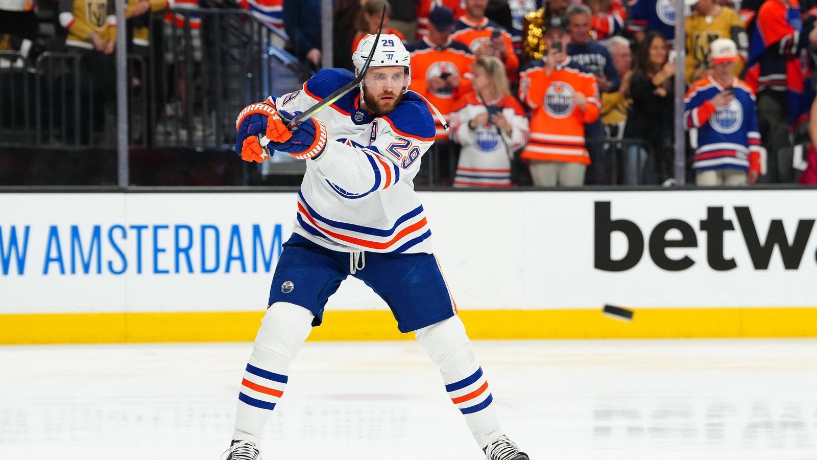 <strong>Die Rekorde und Meilensteine von Leon Draisaitl</strong><br>
                Auch 2022/23 knüpfte Draisaitl an seine vorherigen Spielzeiten an. Mit 128 Scorern (52 Tore, 76 Assists) stellte er eine persönliche Bestmarke auf und belegte ligaweit den zweiten Platz hinter Teamkollege Connor McDavid. In den Playoffs scheiterten die Oilers im Conference-Halbfinale an Las Vegas.