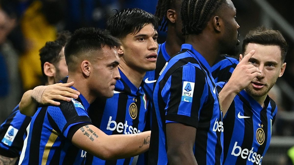 Lautaro Martinez (2.v.l.) jubelt mit Inter