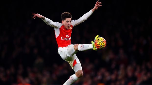 
                <strong>Hector Bellerin (FC Arsenal)</strong><br>
                Rechter Verteidiger - Hector Bellerin (FC Arsenal): Und noch ein Spanier! Mit Bellerin eint Fabregas die Ausbildung in der Nachwuchsakademie La Masia des FC Barcelona sowie der spätere Durchbruch beim FC Arsenal. Kurios: Der rechte Verteidiger soll auf den ersten 40 Metern im Sprint sogar schneller sein als Weltrekordmann Usain Bolt.
              