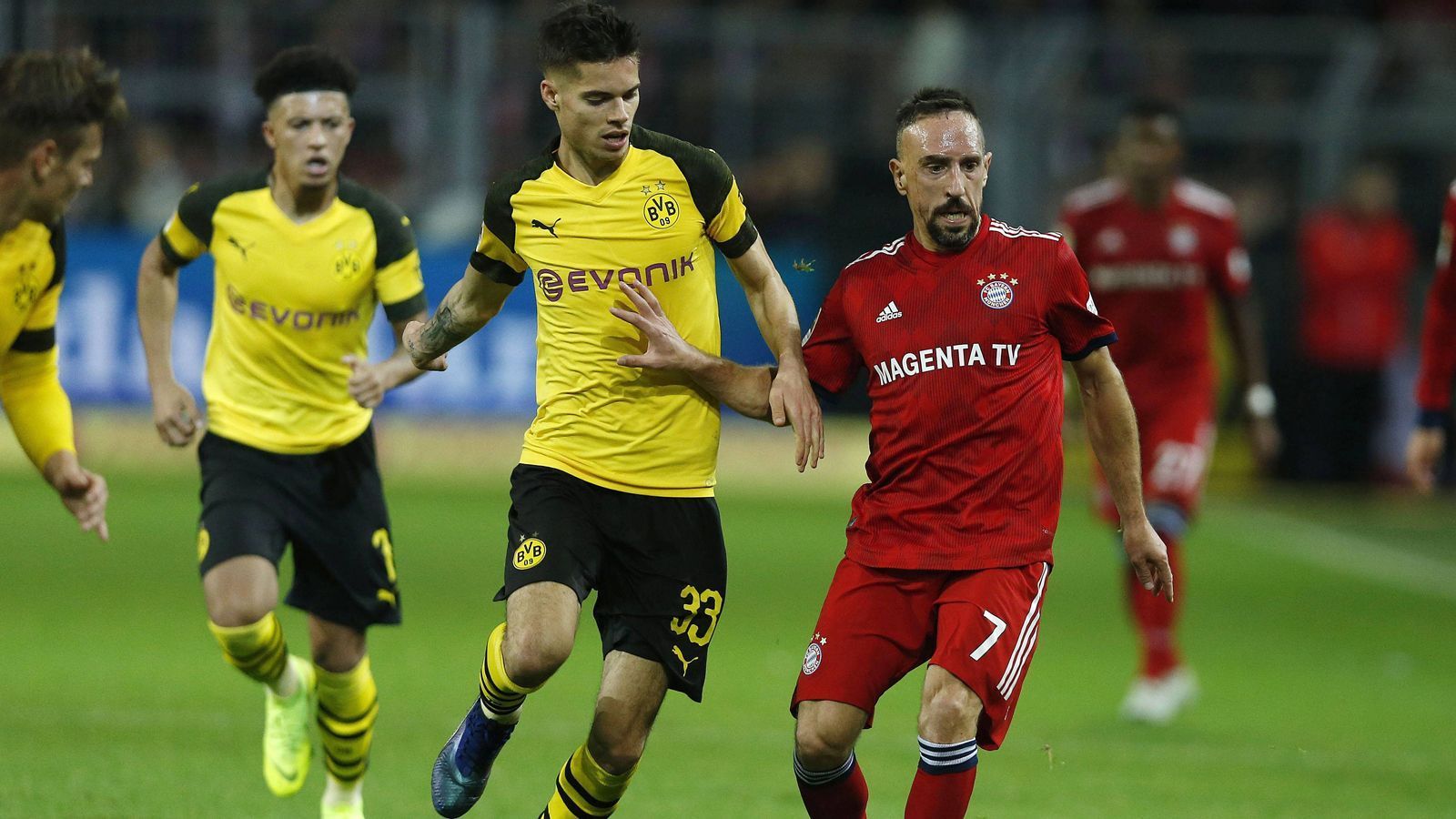 
                <strong>Bundesliga (Deutschland)</strong><br>
                Am 6. April steigt der vorläufige Showdown um die deutsche Meisterschaft der Saison 2018/19. Der auf Platz 2 liegende FC Bayern (61 Punkte) empfängt den Tabellenführer Borussia Dortmund (63 Punkte). Die Münchner sind also nach dem zuletzt enttäuschenden 1:1-Unentschieden in Freiburg nun besonders unter Druck. Eine Heimniederlage könnte am 28. Spieltag wohl schon einer Vorentscheidung gleichkommen, denn dann wäre der BVB auf fünf Punkte Vorsprung davon gezogen. Das Hinrunden-Duell konnte Dortmund am 11. Spieltag auch schon mit 3:2 für sich entscheiden. 
              