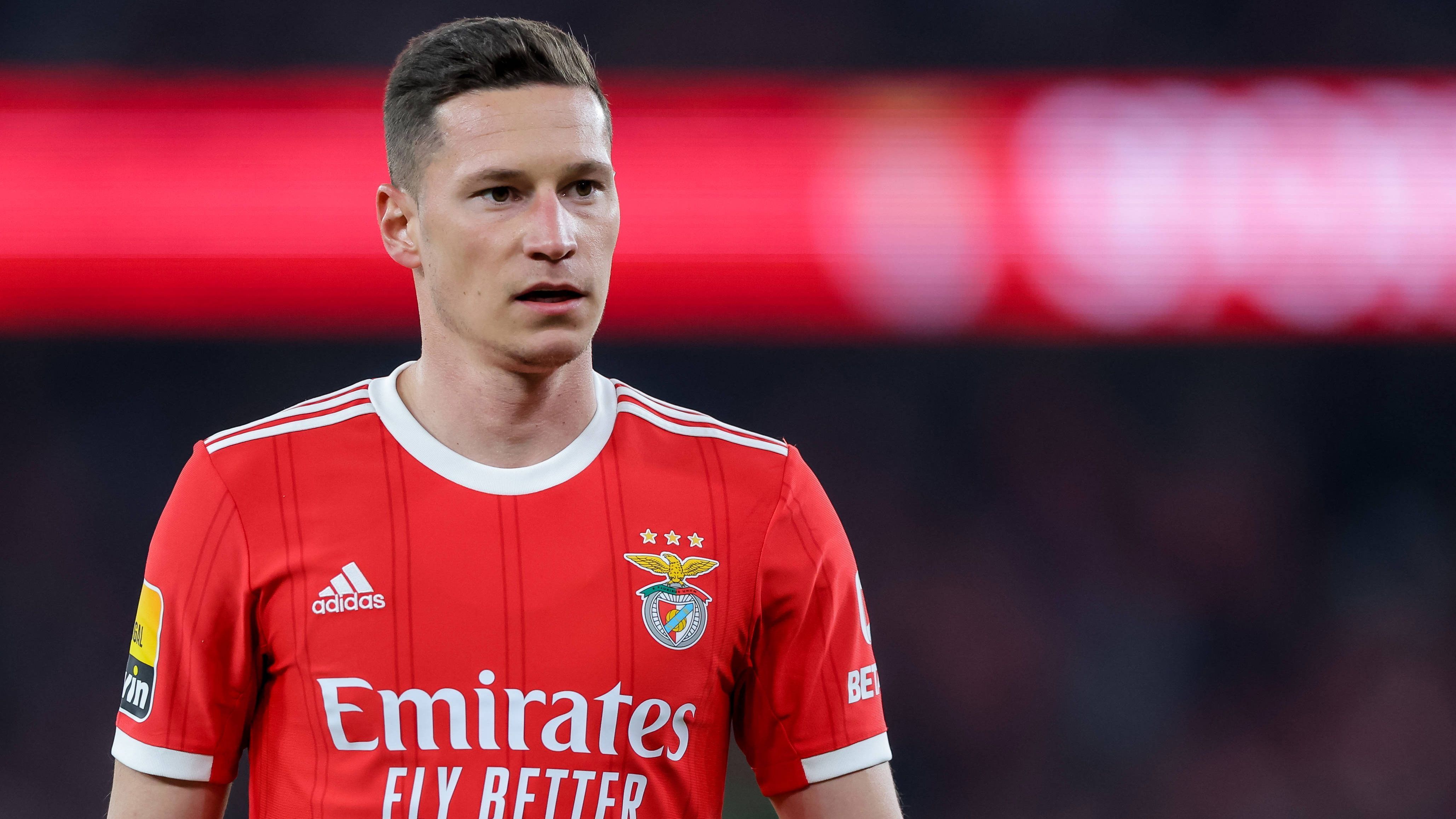 
                <strong>Angeblicher Streichkandidat: Julian Draxler</strong><br>
                Der deutsche Mittelfeldspieler Julian Draxler verdient bei PSG zwar laut Medienberichten "nur" rund vier Millionen Euro und war zurzeit an Benfica Lissabon ausgeliehen. Doch auch er hat in Paris nach der Leih-Rückkehr ziemlich sicher keine Zukunft mehr. Draxlers Kontrakt läuft ebenfalls 2024 aus. 
              