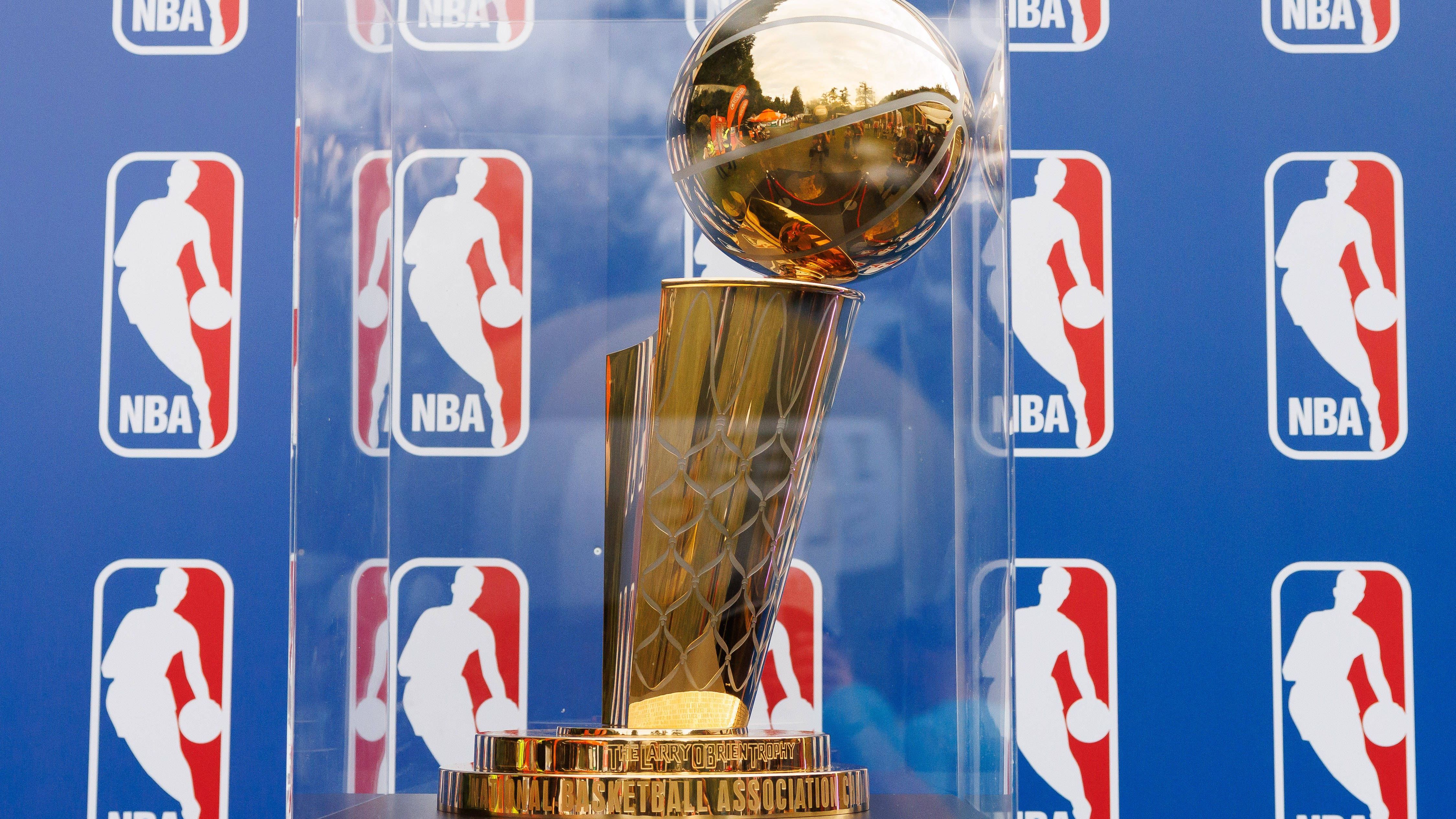 <strong>Platz 16: NBA - Larry O'Brien Trophy (Basketball)</strong><br>Was uns bei der MLB gefehlt hat, kann der NBA-Pokal vorweisen. Den Bezug zur Sportart schön eingearbeitet. Gefällt uns sehr. Und wenn sie euch auch gefällt, dann könnt ihr <a data-li-document-ref="323386" href="https://www.ran.de/sports/basketball/nba/news/nba-finals2025-live-okc-thunder-vs-indiana-pacers-tv-uebertragung-auf-prosieben-maxx-und-im-kostenlosen-stream-auf-joyn-323386">die NBA Playoffs LIVE auf ProSieben MAXX, Joyn, ran.de und in der ran-App sehen!</a>