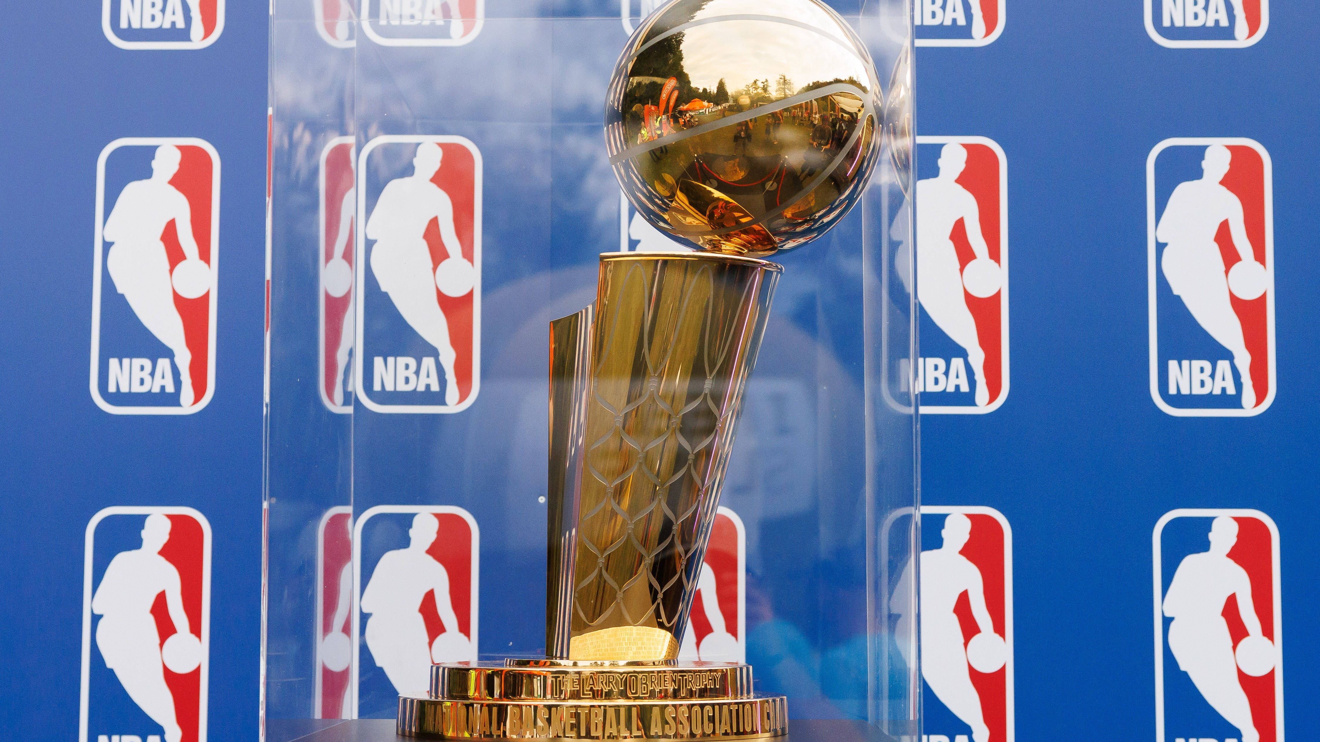 <strong>Platz 16: NBA - Larry O'Brien Trophy (Basketball)</strong><br>Was uns bei der MLB gefehlt hat, kann der NBA-Pokal vorweisen. Den Bezug zur Sportart schön eingearbeitet. Gefällt uns sehr. Und wenn sie euch auch gefällt, dann könnt ihr <a data-li-document-ref="323386" href="https://www.ran.de/sports/basketball/nba/news/nba-playoffs-uebertragungen-im-free-tv-live-auf-prosieben-maxx-und-im-livestream-auf-rande-323386">die NBA Playoffs LIVE auf ProSieben MAXX, Joyn, ran.de und in der ran-App sehen!</a>