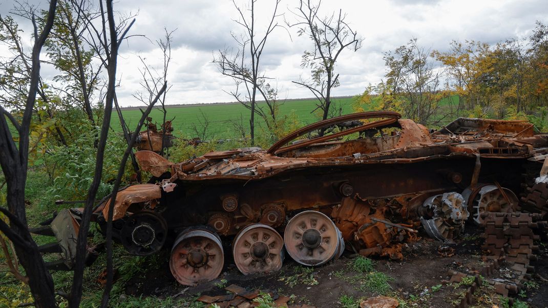 Ein zerstörter russischer T-72-Panzer in der Region Mykolaiv, Ukraine. Putin braucht Massen dieser Kampffahrzeuge, hat aber ein Problem.