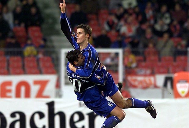 
                <strong>Dezember 2000</strong><br>
                Zuvor hatte er im Pokal am 20.12.2000 für den SC Freiburg getroffen. Aber was hat sich im Fußball seit jener Zeit getan? Ein Blick zurück. 
              