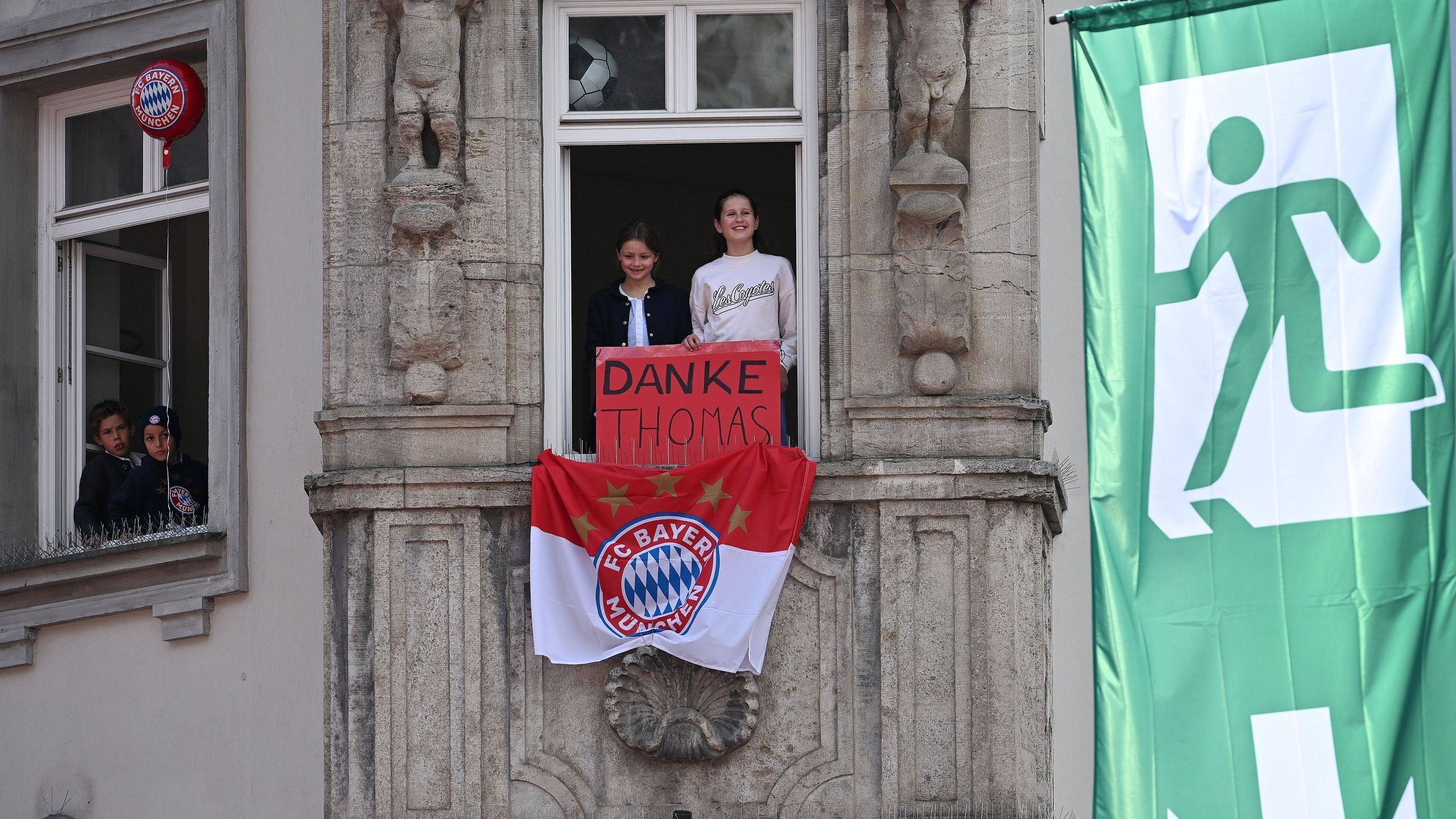 <strong>Die besten Bilder der Bayern-Meisterfeier</strong><br>Der Dank der Fans - egal von wo aus sie die Meisterfeier verfolgen - gilt vor allem einem: Thomas Müller.