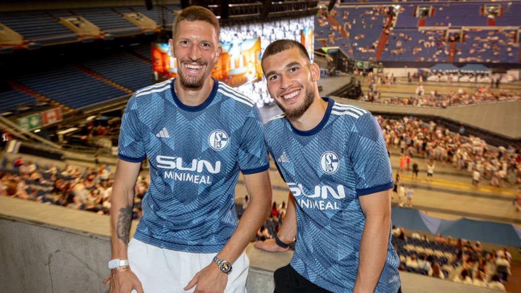 <strong>Schalke 04 - Auswärtstrikot</strong><br>Überraschend: Der Sponsor verzichtet auf dem Trikot auf sein knallgelbes Sonnen-Logo. Damit tut er den traditionsbewussten Schalker Fans sicherlich einen Gefallen. Die Präsentation des Heimtrikots wird in den nächsten Tagen erwartet.