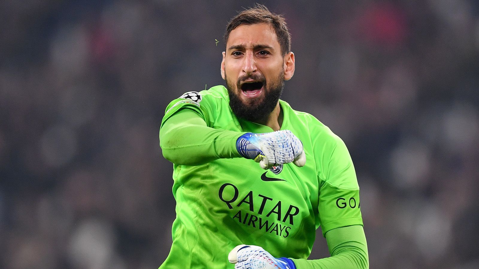 
                <strong>Tor von Paris St. Germain</strong><br>
                Gianluigi Donnarumma gilt als einer der besten Torhüter der Welt. Der 23-Jährige outete sich zuletzt als großer Fan von Manuel Neuer. "Er hat mich inspiriert. Ich habe immer versucht, ihn zu kopieren", verriet der Italiener jüngst. Auf der Linie und in der Strafraumbeherrschung gelingt ihm das sehr gut. Im Spiel am Ball hat der Europameister allerdings noch deutliche Schwächen.
              