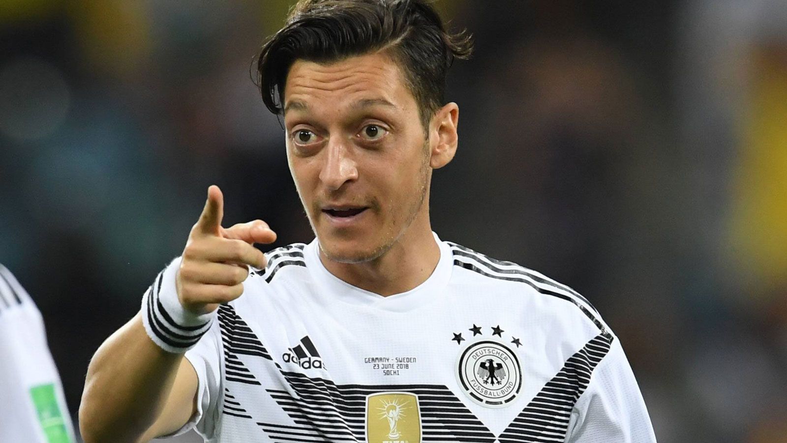 
                <strong>Die Chronologie in der "Erdogan-Affäre"</strong><br>
                Dreieinhalb Wochen nach dem historischen WM-Debakel der DFB-Auswahl in Russland mit dem erstmaligen Vorrundenaus hat Mesut Özil seinen sofortigen Rücktritt aus der Nationalmannschaft erklärt. Der wegen seines Fotos mit dem türkischen Präsidenten Recep Tayyip Erdogan heftig attackierte Mittelfeldspieler meldete sich in einer Twitter-Trilogie in englischer Sprache zu Wort und rechnete mit einigen Kritikern ab. In seinem ersten Post betonte der 92-malige Nationalspieler, dass er dem Treffen mit dem türkischen Präsidenten aus Respekt vor dem Amt zugestimmt habe und er sich folglich keiner Schuld bewusst sei. Im zweiten von drei angekündigten Tweets moniert Özil die Berichterstattung über das Erdogan-Foto und die Folgen sowie den Umgang der Sponsoren mit dem Thema. Zum krönenden Abschluss schoss er speziell gegen DFB-Boss Reinhard Grindel und sprach von Rassismus und mangelndem Respekt. ran.de zeigt in der Chronologie der "Erdogan-Affäre", wie es so weit kommen konnte.
              