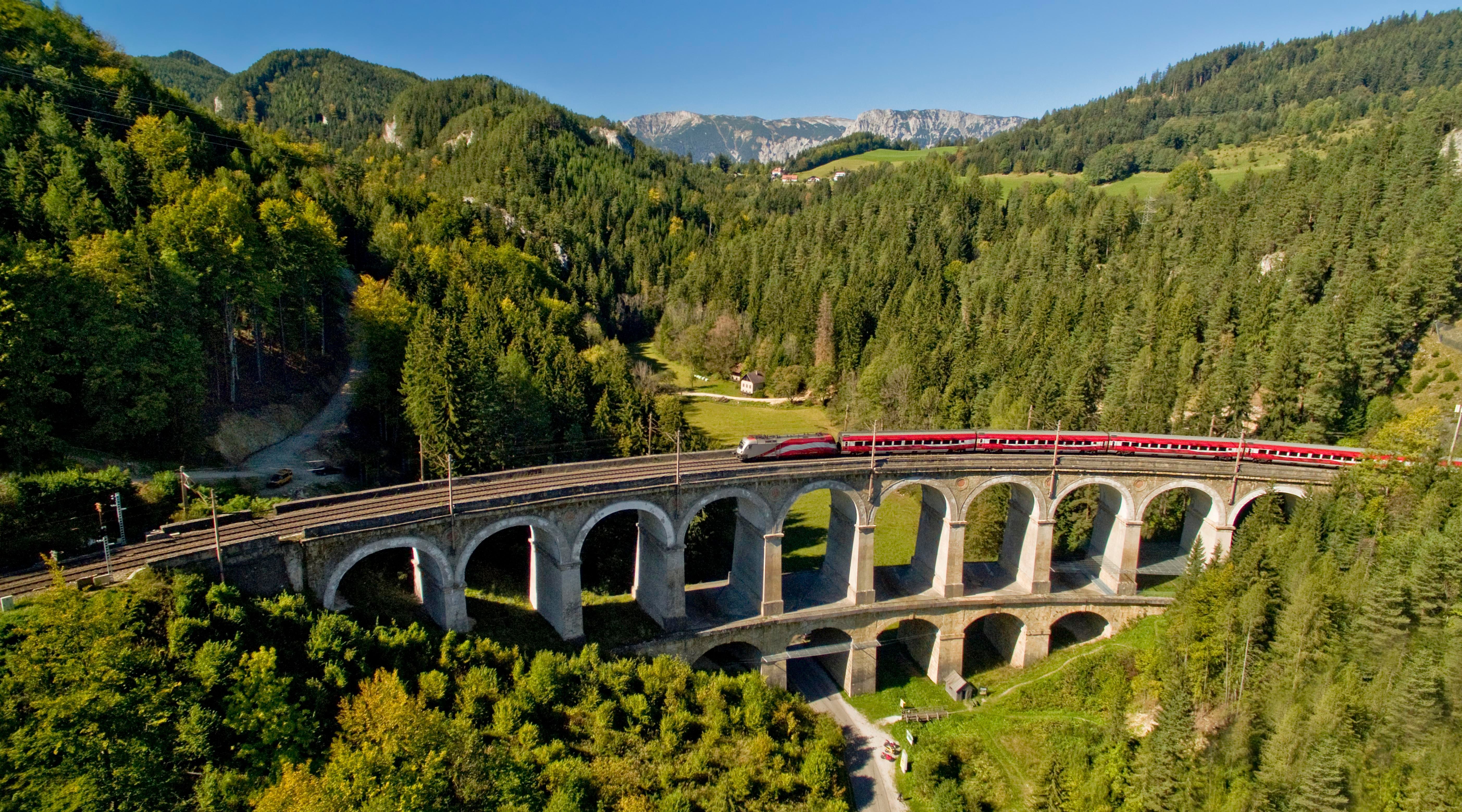 Die Route der Semmeringbahn in Österreich ist kurz, aber spektakulär - und der Bau war ein Meilenstein der Eisenbahngeschichte.