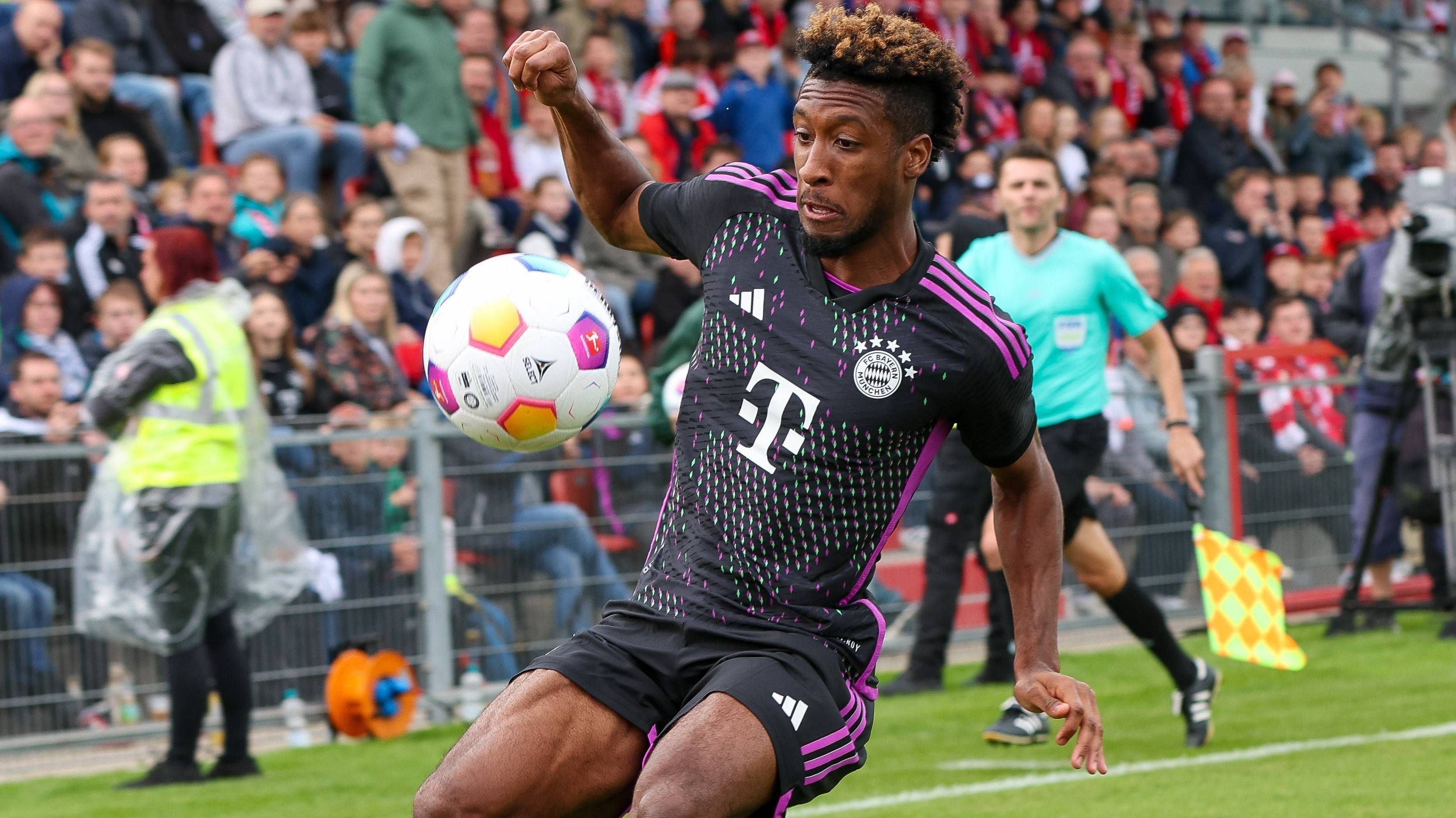 <strong>Kingsley Coman</strong><br>Der Franzose beackert die rechte Außenbahn und läuft seinen Gegenspielern ein ums andere Mal davon. Dringt mit gefährlichen Dribblings immer wieder in den Strafraum ein und sorgt damit immer wieder für Gefahr. Ist dauerhafter Aktivposten, kann seine vielen Aktionen allerdings nicht krönen. <strong>ran-Note: 2</strong>