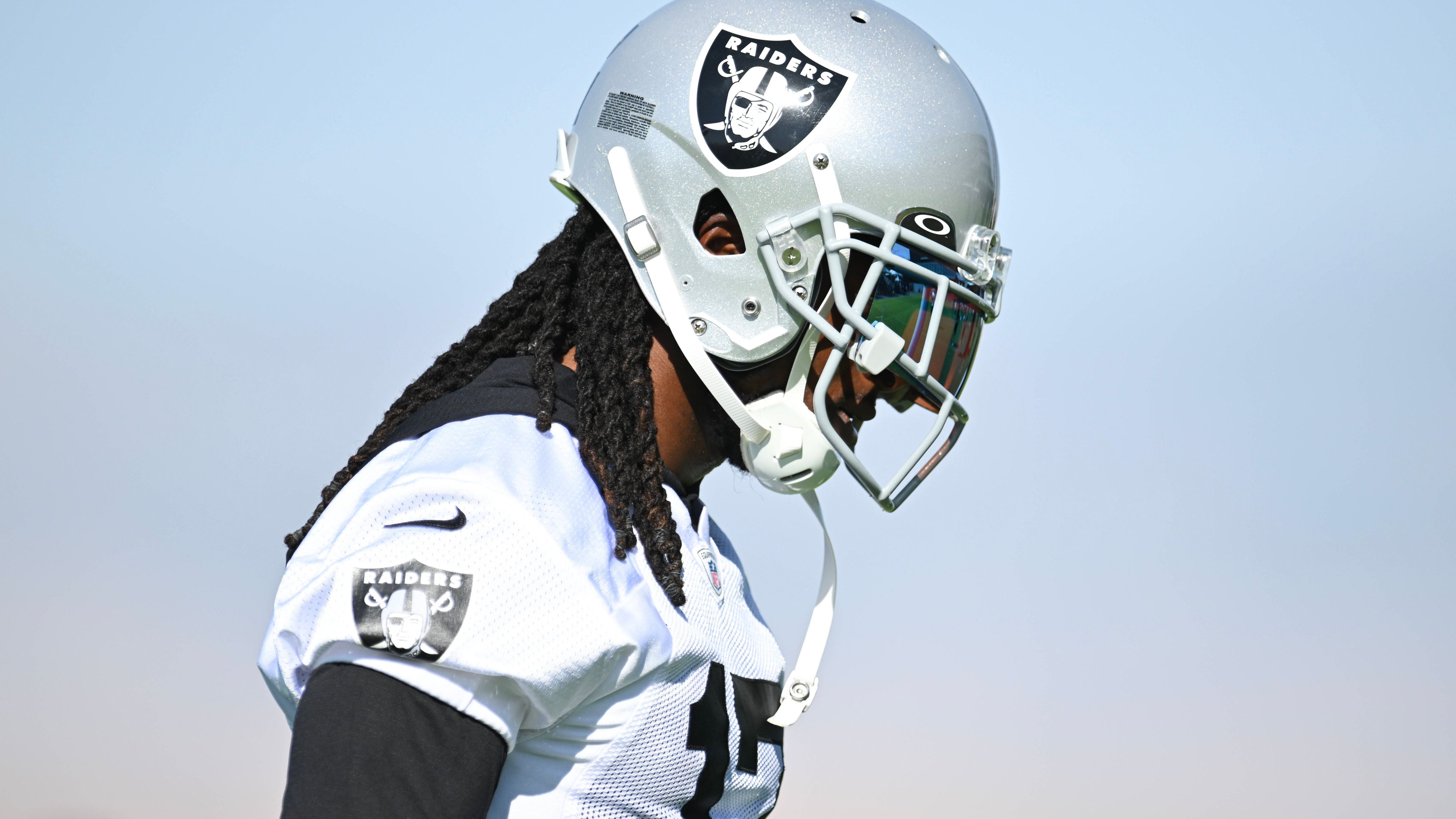 <strong>Las Vegas Raiders</strong><br>- Davante Adams (Foto): Der Receiver ist der Star dieses Teams in der kommenden Saison.<br>- Maxx Crosby: Nicht nur seine Leistung ist stark, er kann zudem die gesamte Defense motivieren.<br>- Josh Jacobs: Beendet er den Holdout, wird er die Schlüsselfigur neben Adams in der Offense.<br>- Jimmy Garoppolo: Der erfahrene Quarterback muss jetzt zeigen, was er außerhalb des 49ers-Systems kann.<br>- Kolton Miller: Wird für Garoppolos Schutz sorgen.