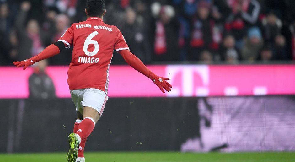 
                <strong>Thiago</strong><br>
                Thiago: Was kann dieser Mann eigentlich nicht? Mit einer beeindruckenden Übersicht lenkte er das Spiel hinter den Spitzen, wechselte klug die Seiten, wenn es nötig war und gewann sogar Kopfballduelle gegen Orban. Erzielte in der 17. Minute das wichtige 1:0 und bereitete das 2:0 auch noch vor. ran-Note: 1
              