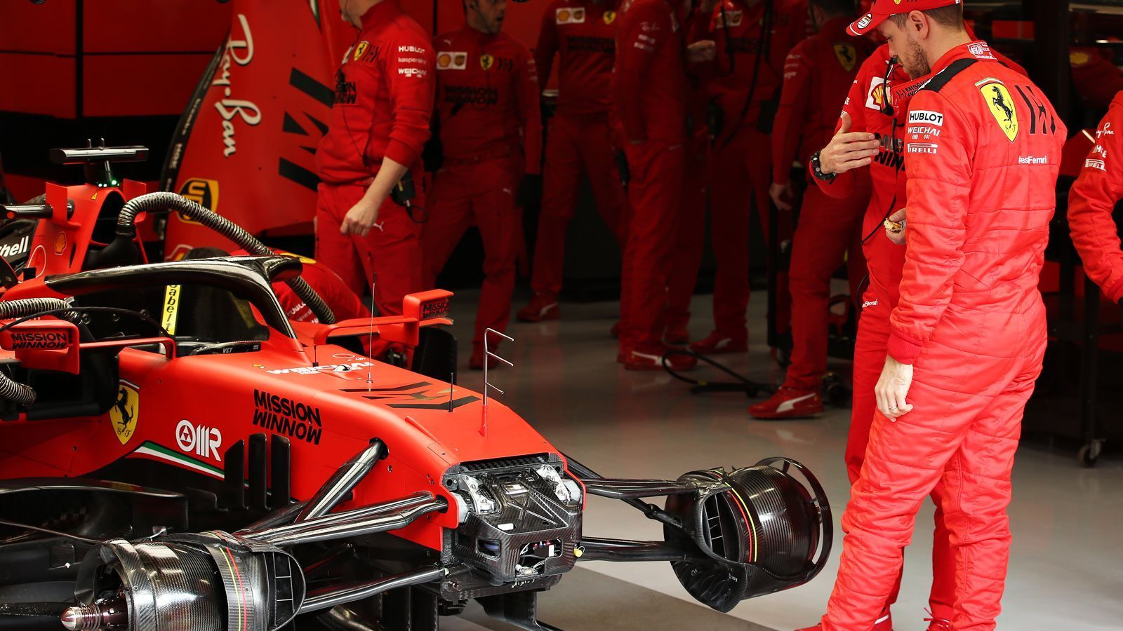 
                <strong>Ungewissheit für 2021: Vettel droht mit Abschied</strong><br>
                Wie lange wird sich Ferrari die ausgefahrenen Ellenbogen im Team anschauen? Legt Leclerc eine weitere überzeugende Saison hin, könnte Vettels Zeit bei der Scuderia nach der Saison 2020 abgelaufen sein. Dann nämlich läuft sein Vertrag bei Ferrari aus, während Leclerc noch bis 2024 in Rot fährt. Vettel selbst brachte nun in der "Sport Bild" selbst einen Wechsel ins Spiel. Auf die Frage, ob man nach Ferrari noch für ein anderes Team fahren könne, sagte der 32-Jährige: "Kann man schon, es gibt ja genug Beispiele, die das belegen, auch als Deutscher. Der Michael (Schumacher, Anm. d. Red.) ist ja danach noch woanders gefahren, wenn ich mich richtig erinnere." So sorgte Vettel schon für Personaldebatten um das Ferrari-Cockpit neben Leclerc, bevor die Silly Season wirklich begonnen hat.
              
