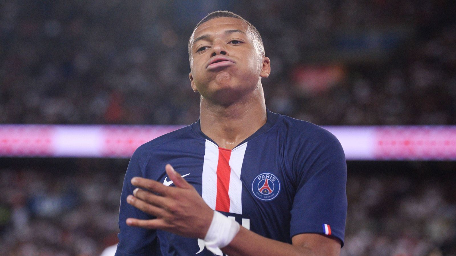 
                <strong>Angriff: Kylian Mbappe</strong><br>
                Verein: Paris Saint-GermainNationalität: Frankreich
              