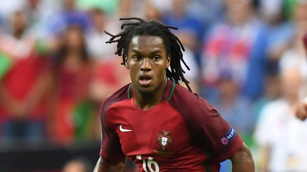 
                <strong>Renato Sanches (Portugal)</strong><br>
                Renato Sanches (Portugal): Ja, wie alt ist er denn jetzt? 18? 24? 35? Egal. Im EM-Finale begann der Neuzugang des FC Bayern jedenfalls wie ein F-Jugend-Spieler, der nicht genau weiß, wo er hinrennen muss. Aber: Sanches kämpfte sich zurück in die Partie und versuchte vor allem nach dem verletzungsbedingten Ausscheiden von Cristiano Ronaldo, das Offensivspiel der Portugiesen an sich zu reißen. Leider mit zu wenig Durchschlagskraft. Musste in der 79. Minute Eder weichen. ran-Note: 4.
              