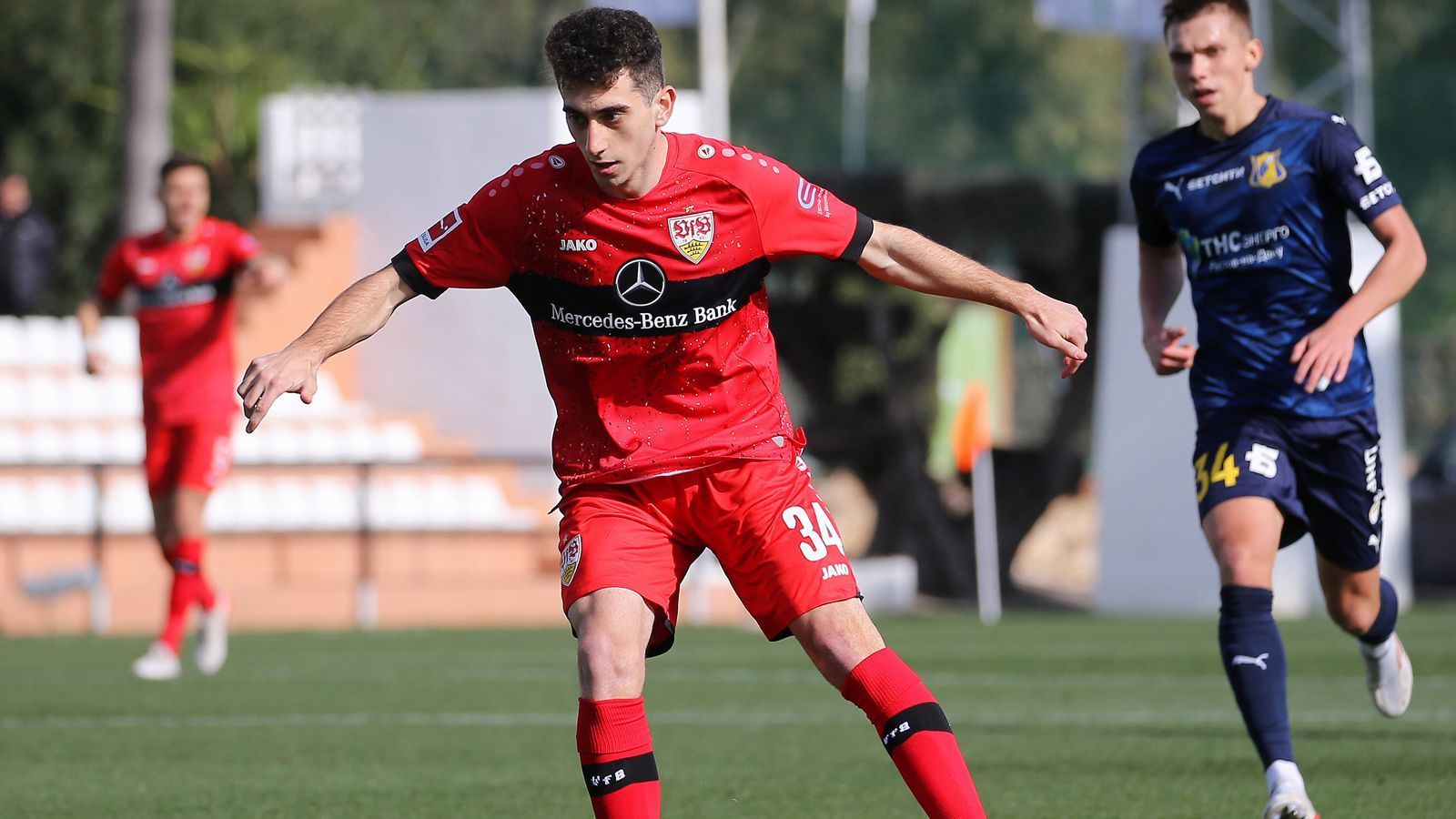 
                <strong>Ömer Beyaz</strong><br>
                Die Entwicklung einiger, hochgehandelter Talente aus dem Ausland soll den VfB-Verantwortlichen gar nicht gefallen haben, daher stehen auch sie angeblich auf der vereinsinternen Streichliste. So wird der türkische Offensivspieler Ömer Beyaz vom "Kicker" ebenso mit einer Leihe in Verbindung gebracht, eventuell geht es für den 18-Jährigen dafür zurück in sein Heimatland. Der Teenager kam in seiner Premieren-Saison beim VfB nur zu vier Bundesliga-Einsätzen (68 Minuten) und einem Einsatz im DFB-Pokal (elf Minuten). Dabei blieb der U21-Nationalspieler ohne Tor und Vorlage. Der Vertrag von Beyaz beim VfB läuft noch bis 2025. 
              