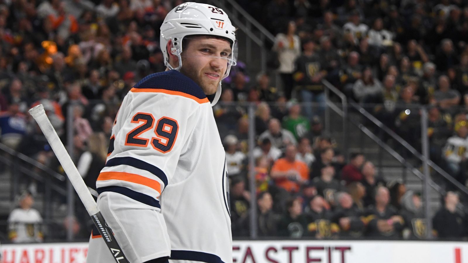 
                <strong>Trophäenjäger Leon Draisaitl</strong><br>
                Leon Draisaitl punktet und punktet und punktet in der NHL. Bei der 3:4-Niederlage gegen die Chicago Blackhawks erzielt er mit zwei Vorlagen bei den Toren von Ryan Nugent-Hopkins und Kailer Yamamoto die Scorerpunkte 109 und 110. Damit führt er das Rennen um die "Art Ross Trophy" als punktbester Spieler der Regular Season vor Teamkollege Connor McDavid an. Aber wie sind seine Chancen, die Trophäe zu gewinnen, wer sind seine härtesten Konkurrenten und wie sind die Aussichten bei der "Hart Memorial Trophy" als Most Valuable Player?
              