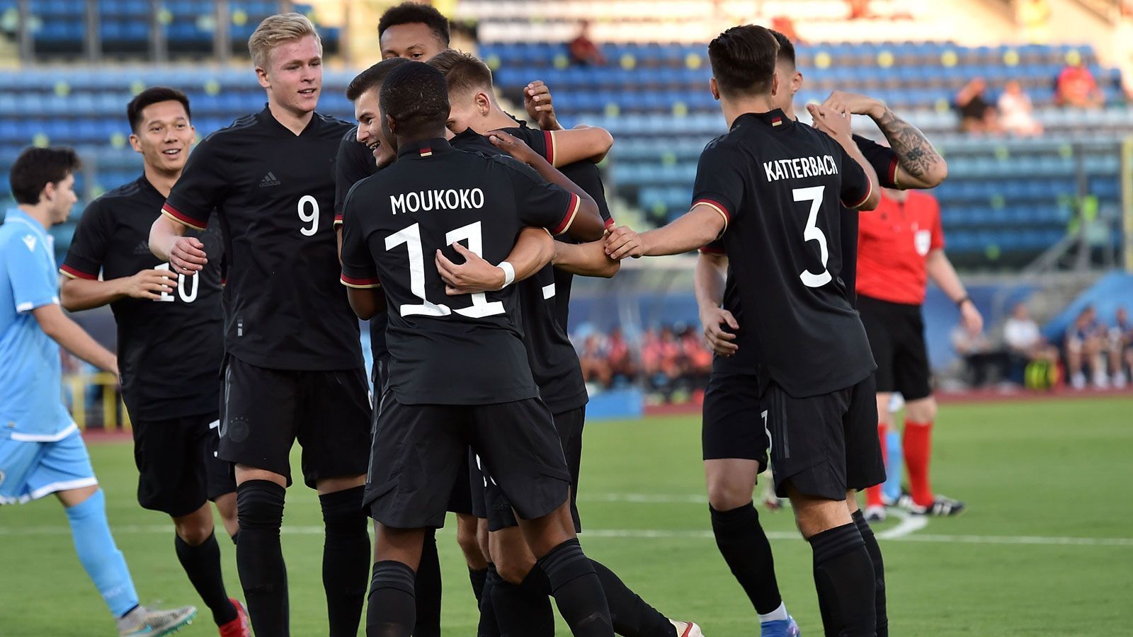 
                <strong>So lief Moukokos U21-Debüt gegen San Marino</strong><br>
                Nach vier Minuten darf der Linksfuß dann erstmals jubeln. Und er hat seine Füße im Spiel. Nachdem Moukoko mit seinem Abschluss noch scheitert, landet der Ball bei Tom Krauß, der sich aus zehn Minuten nicht lange bitten lässt. Für Moukoko ist es nur der Auftakt für einen äußerst aufregenden Abend.
              