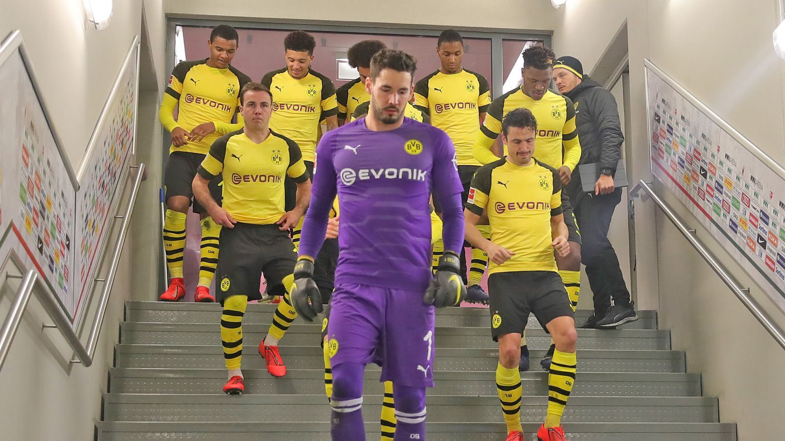 
                <strong>Grund 5: BVB hat nichts mehr zu verlieren</strong><br>
                Eigentlich eine abgenutzte Weisheit. Aber an die Dortmunder glaubt aktuell eh keiner mehr. Sie sind vom Gejagten wieder zum Jäger geworden. So können sie das machen, was sie sowieso am besten können: Vollgas-Fußball! Chancen erspielt sich der BVB immer. Jetzt müssen sie einfach nur genutzt werden. Klingt in der Theorie sicherlich einfacher als es wirklich ist. Aber für Spektakel war die Borussia in dieser Saison schon einige Male gut.
              