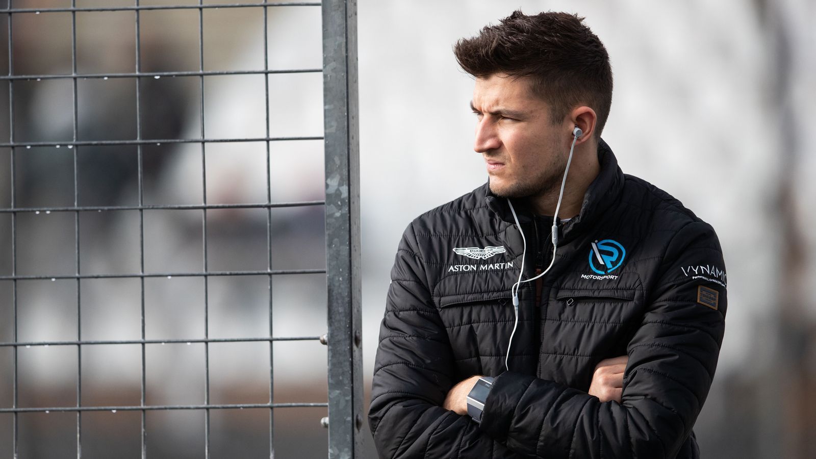 
                <strong>Jake Dennis</strong><br>
                Über sein Engagement in der Formel E sagt Dennis: "Mir ist bewusst, dass in der Formel E einzigartige Anforderungen an mich gestellt werden, an die ich mich erst gewöhnen muss. Aber Vielseitigkeit ist immer eine meiner Stärken gewesen, und ich bin zuversichtlich, dass ich mich mit Hilfe des Teams und meines Fahrerkollegen Maximilian Günther schnell zurechtfinden werde."
              