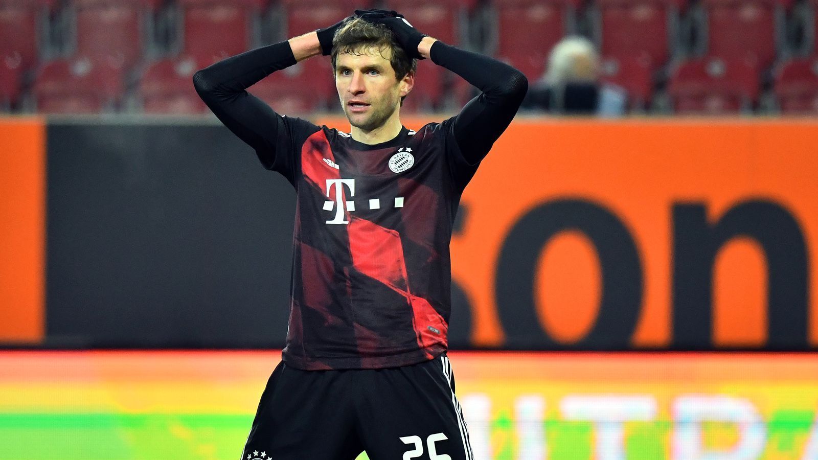 
                <strong>Thomas Müller</strong><br>
                Gegen Freiburg noch der Matchwinner, in Augsburg mit verhältnismäßig wenig gelungenen Aktionen. Am auffälligsten seine lautstarken Kommandos, mit denen er die Angriffe und das Pressing orchestriert. ran-Note: 4
              