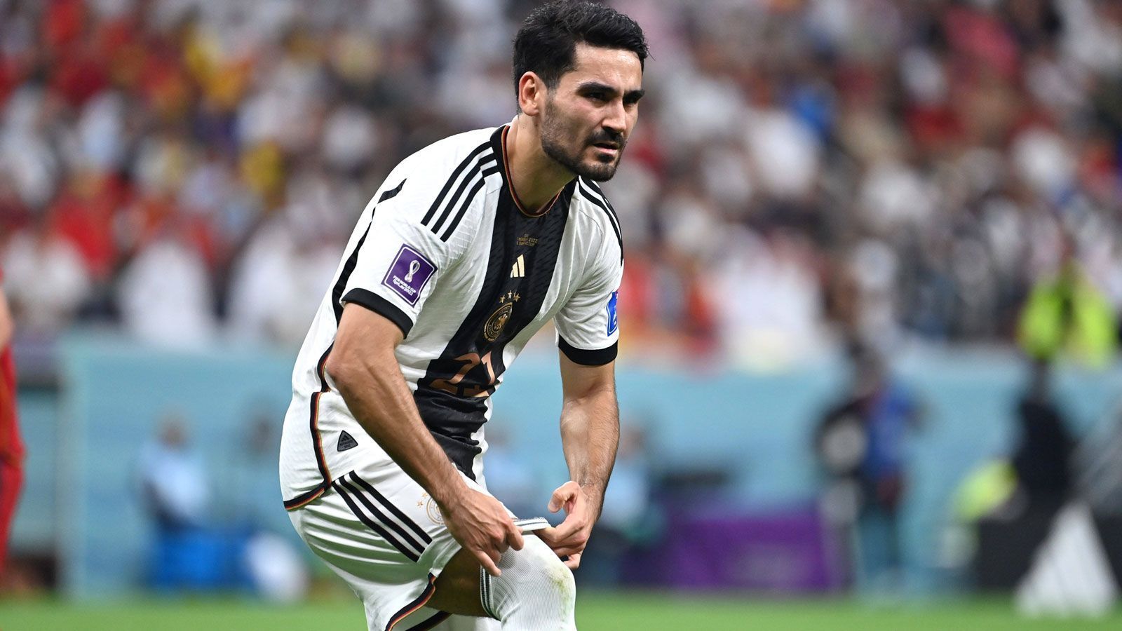 
                <strong>Ilkay Gündogan</strong><br>
                Auch Ilkay Gündogan sorgte mit Aussagen speziell nach der Pleite gegen Japan für Aufsehen. Doch am Mikrofon präsentierte er sich forscher als auf dem Platz. Dort ließ er seine außergewöhnlichen Fähigkeiten am Ball wie so oft im Nationaltrikot viel zu selten aufblitzen. In Katar wirkte er mit der Kugel am Fuß in einigen Szenen geradezu behäbig und manchmal nicht voll konzentriert. Wie Kimmich ließ auch Gündogan jegliche Führungsqualitäten vermissen - ein Armutszeugnis für den Kapitän eines individuell so stark besetzten Teams wie Manchester City. Wie die "Bild" berichtet, soll der einstige Dortmunder intensiv darüber nachdenken, seine Nationalmannschaftskarriere zu beenden. Die Bilanz wäre angesichts seiner Qualitäten geradezu desaströs: Nachdem er wegen diverser Verletzungen die bis dato letzten starken Turnierauftritte des DFB-Teams verpasste, war er nur bei der EM im vergangenen Jahr und bei dieser WM regelmäßig im Einsatz. Das Abschneiden bei diesen Turnieren reicht nicht einmal, um als Unvollendeter in die Verbandsgeschichte einzugehen.
              