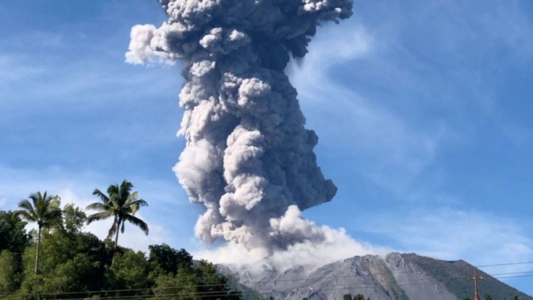 Der Vulkan Ibu spuckt gigantische Aschewolken in den Himmel.
