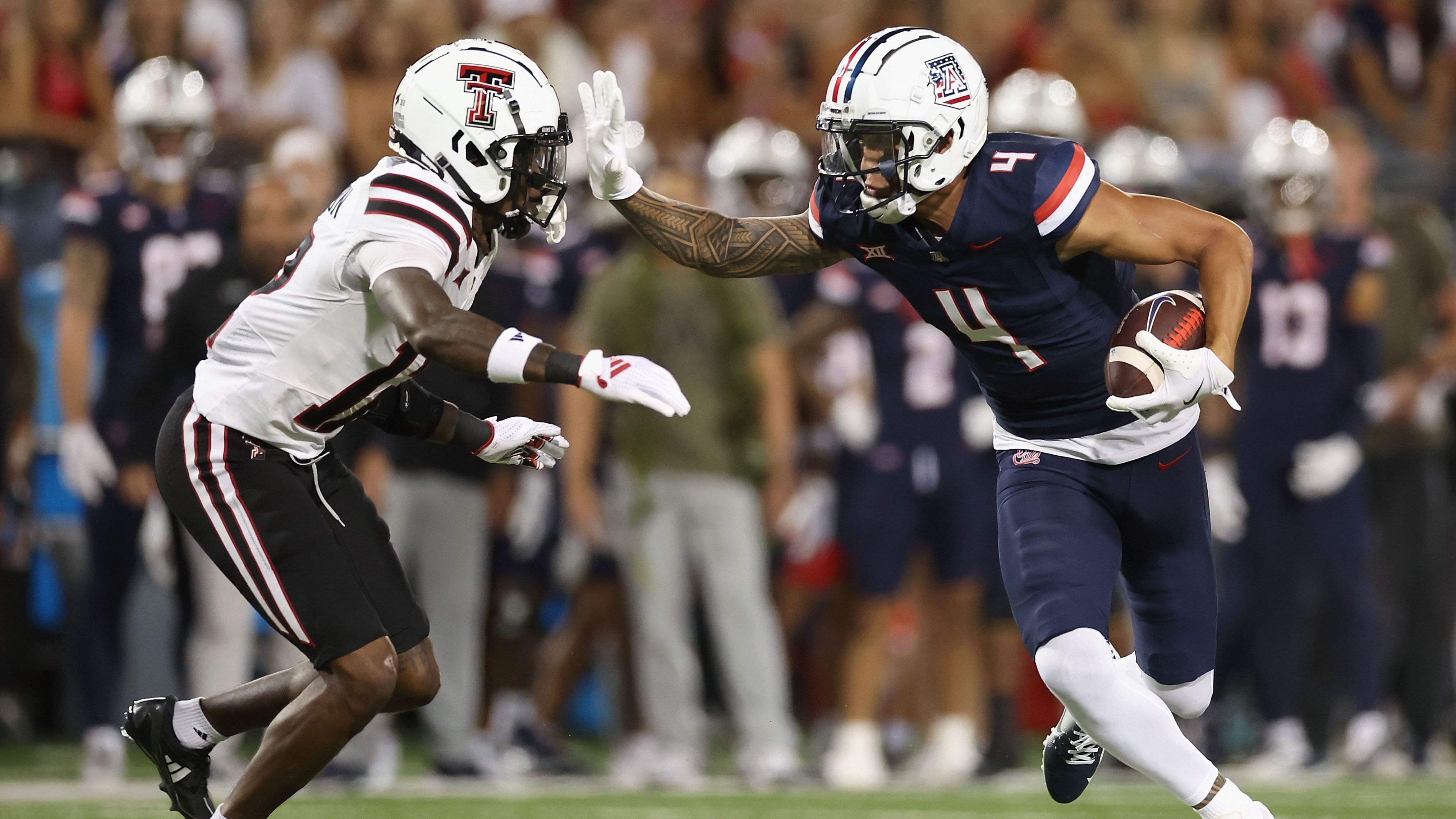 <strong>Tetairoa McMillan (Arizona Wildcats): Schwächen</strong><br>Klare Schwachstellen lassen sich kaum ausmachen. Sicherlich ist McMillan kein Sprinter, seine Geschwindigkeit ist aber mehr als ausreichend. Gegen sehr physische Cornerbacks kann er manchmal aus der Balance gebracht werden.