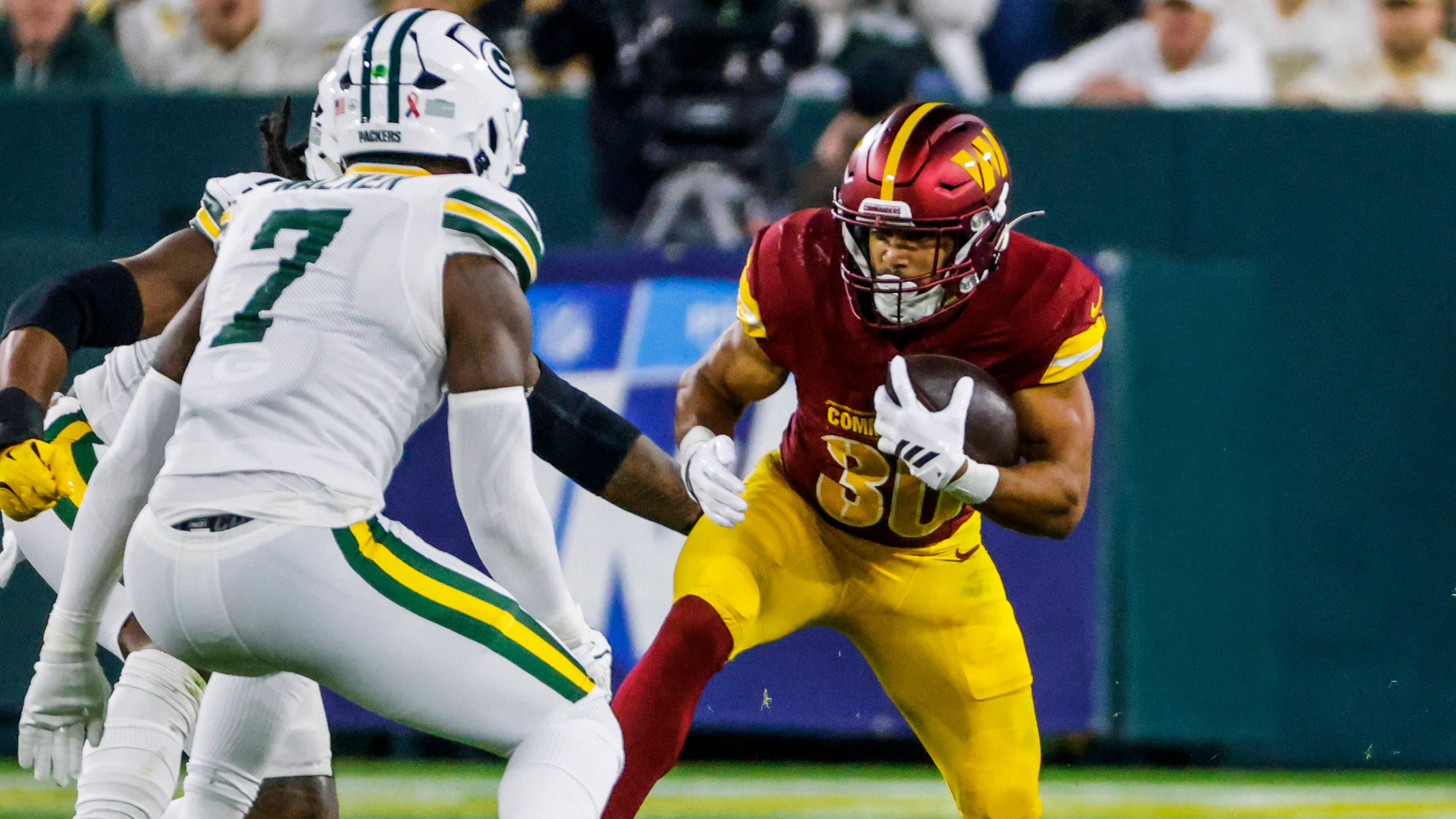 <strong>Austin Ekeler (Washington Commanders)</strong><br>... die müssen das Saisonaus von Austin Ekeler verkraften. Der riss sich bei seinem achten Lauf die Achillessehne, das berichtet Insider Adam Schefter. Ohne Fremdeinwirkung und bei einem Richtungswechsel im letzten Quarter soll er sich die Verletzung zugezogen haben. Finale Tests stehen noch aus, die Hoffnung bei den Commanders ist jedoch verschwindend gering.