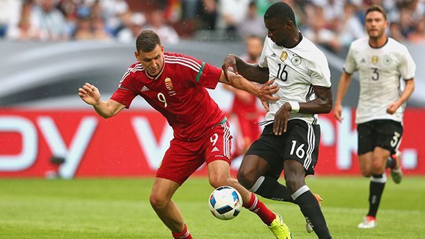 
                <strong>Antonio Rüdiger</strong><br>
                Antonio Rüdiger: An der Seite von Boateng in der Inneverteidigung. Wie er den Ball in der 11. Minute vorbei köpfen konnte, weiß er wahrscheinlich selbst nicht. Ansonsten solide Defensivarbeit. ran-Note: 3.
              