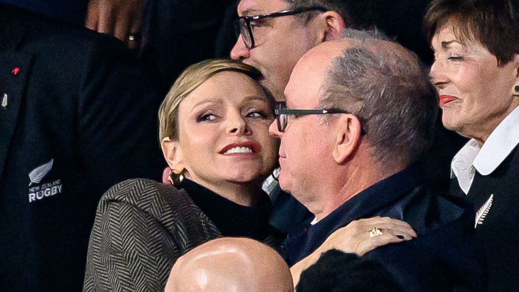 Fürstin Charlène und Fürst Albert genießen das Rugby-Spiel auf der Tribüne und kommen sich ungewöhnlich nahe.&nbsp;