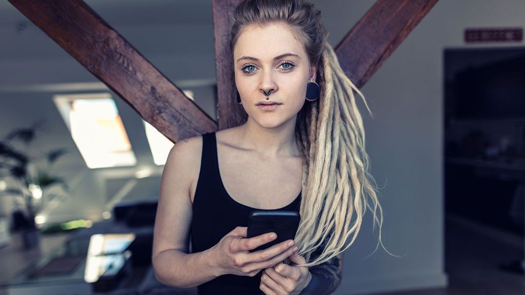 Auf die richtige Pflege kommt es an – bei Rastalocken ist die Pflege mit einer festen Haarseife wichtig. Tipps zum Flechten von Dreadlocks findest du in unserem Beauty-Artikel.