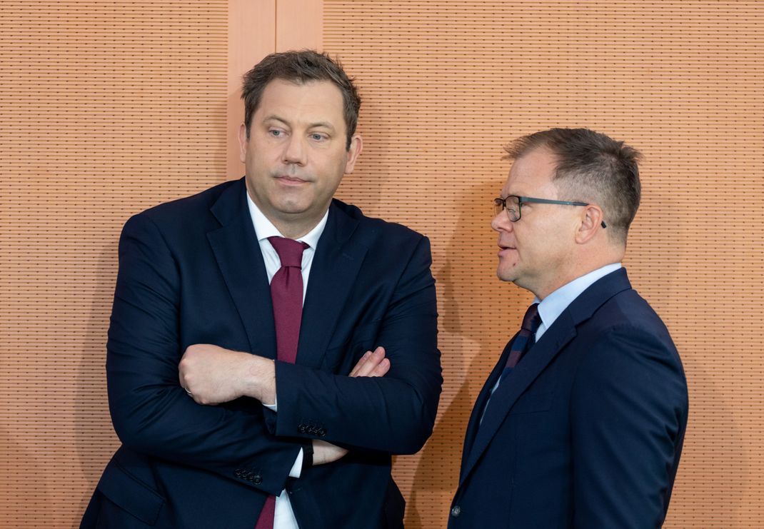 Bundesfinanzminister Klingbeil (links) stellt seinen Haushaltsentwurf für das kommende Jahr vor.