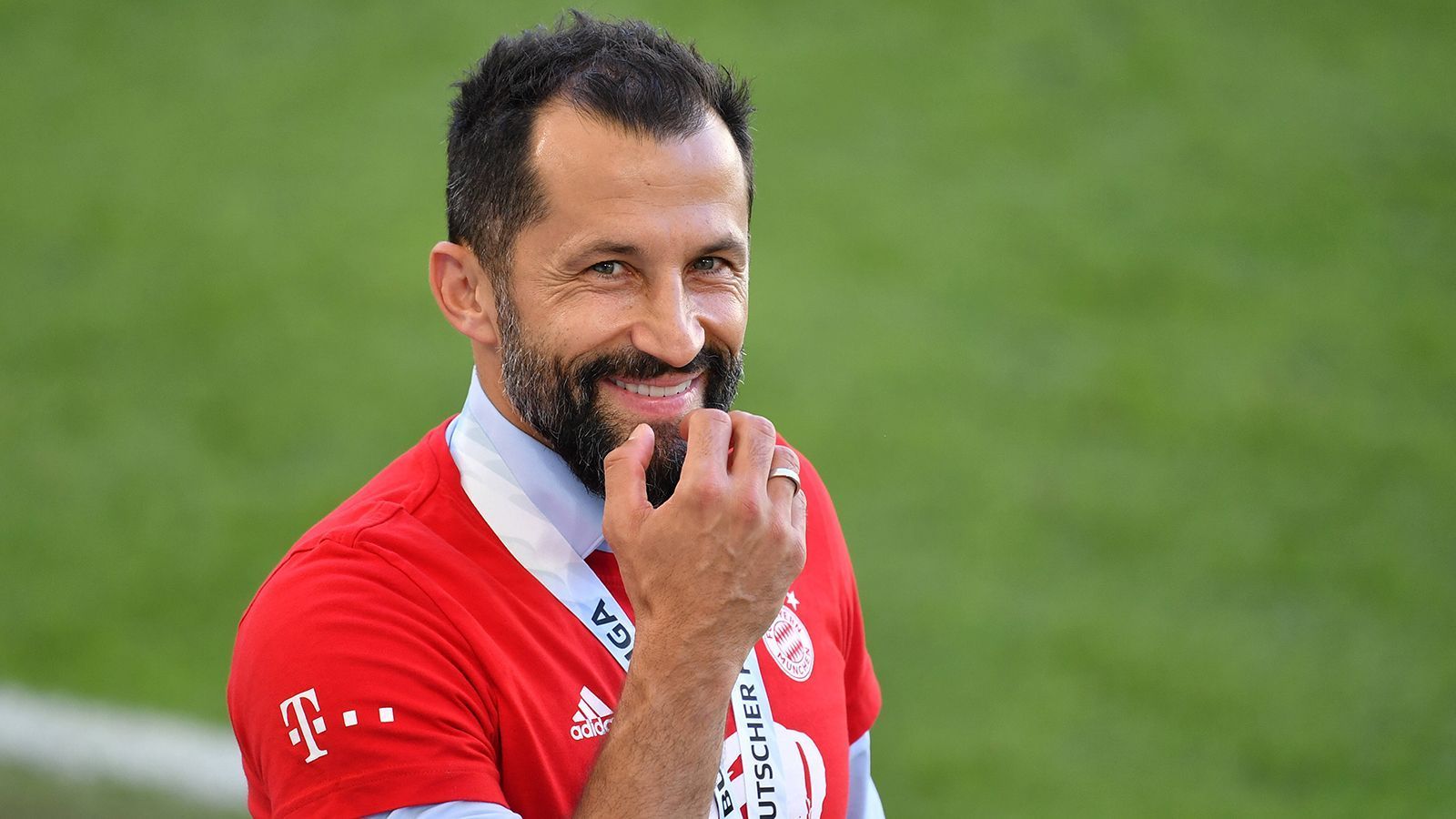 
                <strong>GEWINNER: Hasan Salihamidzic</strong><br>
                Auch das Internet feiert "Brazzo" für diesen Transfercoup. Insbesondere im letzten Transfersommer bekam der jetzige Sport-Vorstand einiges zu hören, weil kein "großer" Transfer getätigt werden konnte. Nun beweist Salihamidzic seine Qualität und lockt Sane für einen sehr guten Preis nach München. Respekt!
              