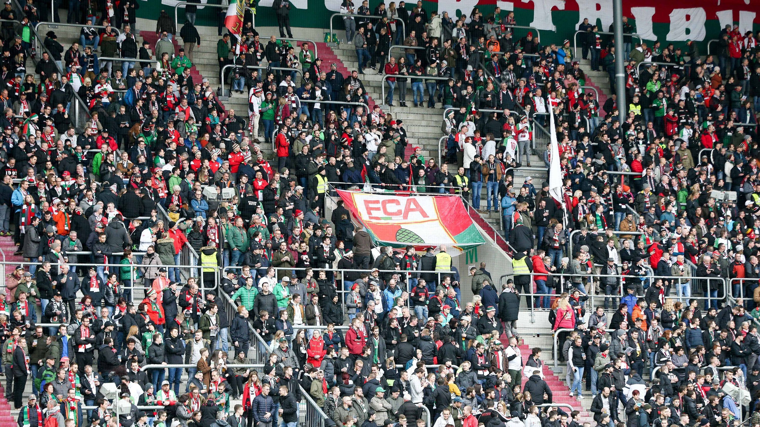 
                <strong>FC Augsburg (WWK Arena)</strong><br>
                &#x2022; Partie: FC Augsburg gegen TSG Hoffenheim - <br>&#x2022; Auslastung: 9.124 Zuschauer -<br>Anders als viele Bundesligisten stellte der FC Augsburg den Gästefans ein Ticketkontingent zur Verfügung. Es galt die 3G-Regel.
              