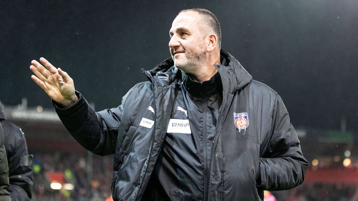 Frank Schmidt (1.FC Heidenheim, Chef-Trainer) kommt zum Interview GER, FC Heidenheim vs FC St. Gallen, Fussball, UEFA Conference League, 6. Spieltag, Saison 2024 2025, 19.12.2024 DFL REGULATIONS PR...