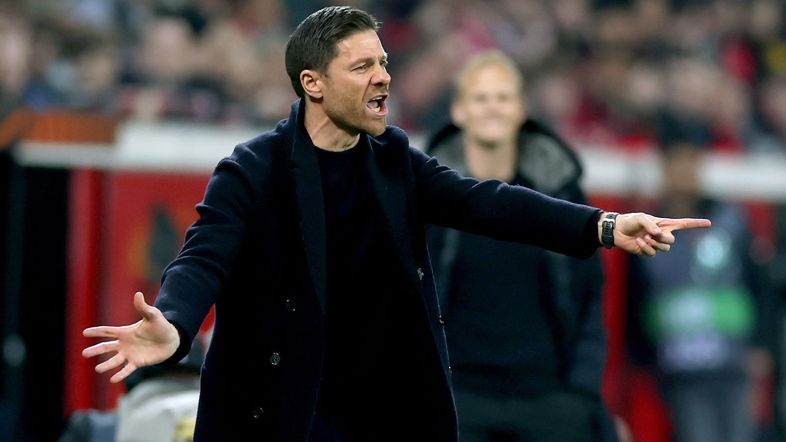 
                <strong>Xabi Alonso (Bayer Leverkusen)</strong><br>
                Alternativ zu Zidane wurde auch der Name Xabi Alonso in spanischen Medien genannt. Demnach soll Real-Präsident Florentino Perez den Wunsch haben, Alonso als Nachfolger von Ancelotti zurück nach Madrid zu holen - möglicherweise eben schon 2023. Im Sommer 2018 begann der Ex-Real-Profi seine Trainerlaufbahn im Nachwuchs der "Königlichen". Über die zweite Mannschaft seines Jugendklubs Real Sociedad landete der Spanier im Oktober 2022 in Leverkusen. Die Real-Gerüchte kommentierte Alonso kürzlich diplomatisch. "Wir haben in dieser Saison noch Großes zu erreichen. Deshalb ist mein Kopf für die letzten Monate zu hundert Prozent hier. Und mein Kopf ist auch für nächste Saison zu hundert Prozent hier", erklärte der Bayer-Coach, der noch bis 2024 in Leverkusen unter Vertrag steht, mit Blick auf das Europa-League-Halbfinale gegen die Roma.
              