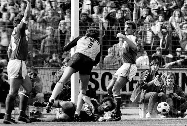 
                <strong>Jean Marie Pfaff (FC Bayern)</strong><br>
                Gleich in seinem ersten Spiel für den FC Bayern 1982 unterläuft Jean-Marie Pfaff ein riesiger Bock. Beim Einwurf von Uwe Reinders lenkt er den Ball ins eigene Netz - Bayern verliert 0:1.
              