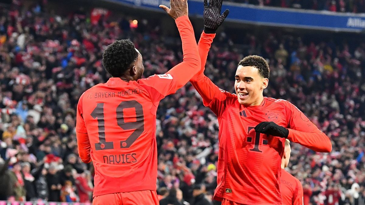 20.12.2024, xsltx, Fussball 1.Bundesliga, FC Bayern Muenchen - RB Leipzig emspor, v.l. Torjubel nach dem Tor zum celebrating the goal celebrate 5:1 durch Alphonso Davies (FC Bayern Muenchen) Jamal ...