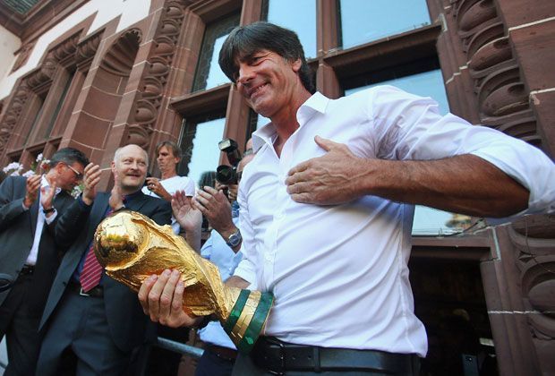 
                <strong>Freiburg feiert "Popstar" Löw</strong><br>
                Hand aufs Herz: Jogi ist und bleibt ein Breisgauer. Seit Jahren lebt der Bundestrainer in der 1500-Seelen-Gemeinde Wittnau, ca. zehn Kilometer südlich von Freiburg.
              